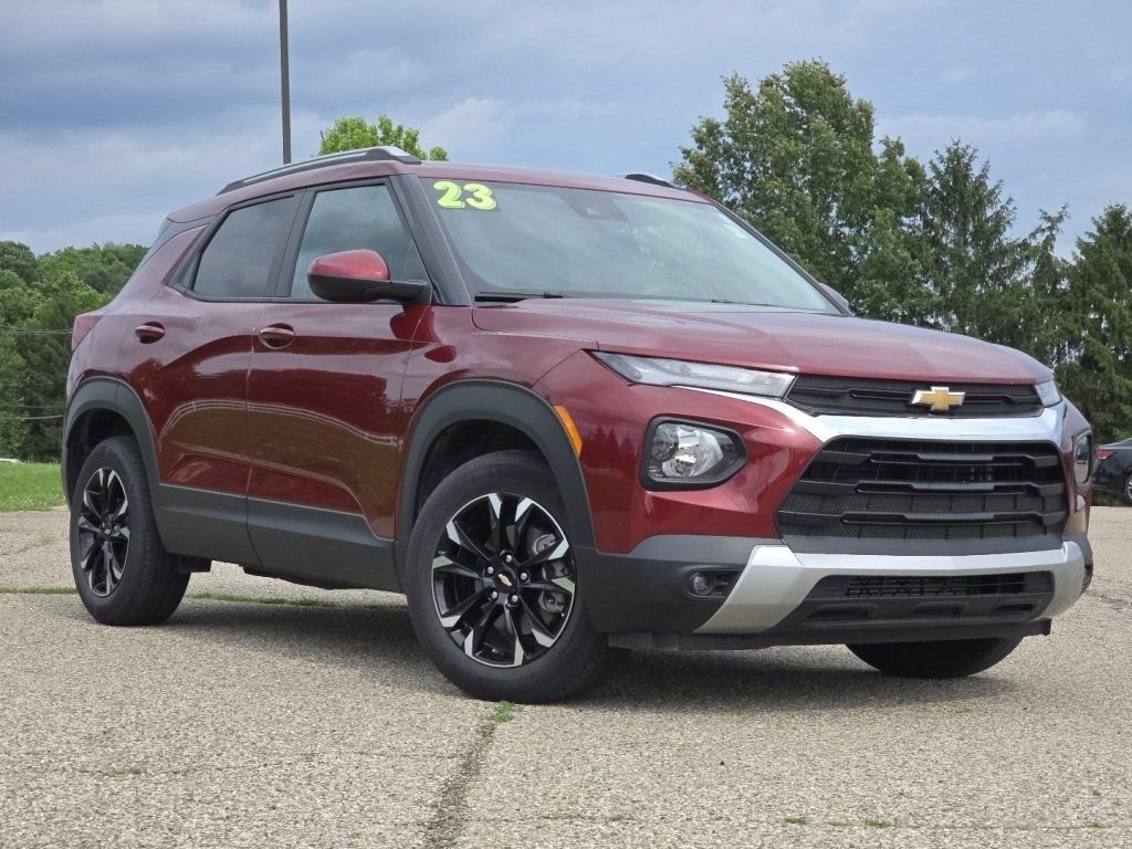 Used 2023 Chevrolet TrailBlazer LT w/ Convenience Package FWD image 2