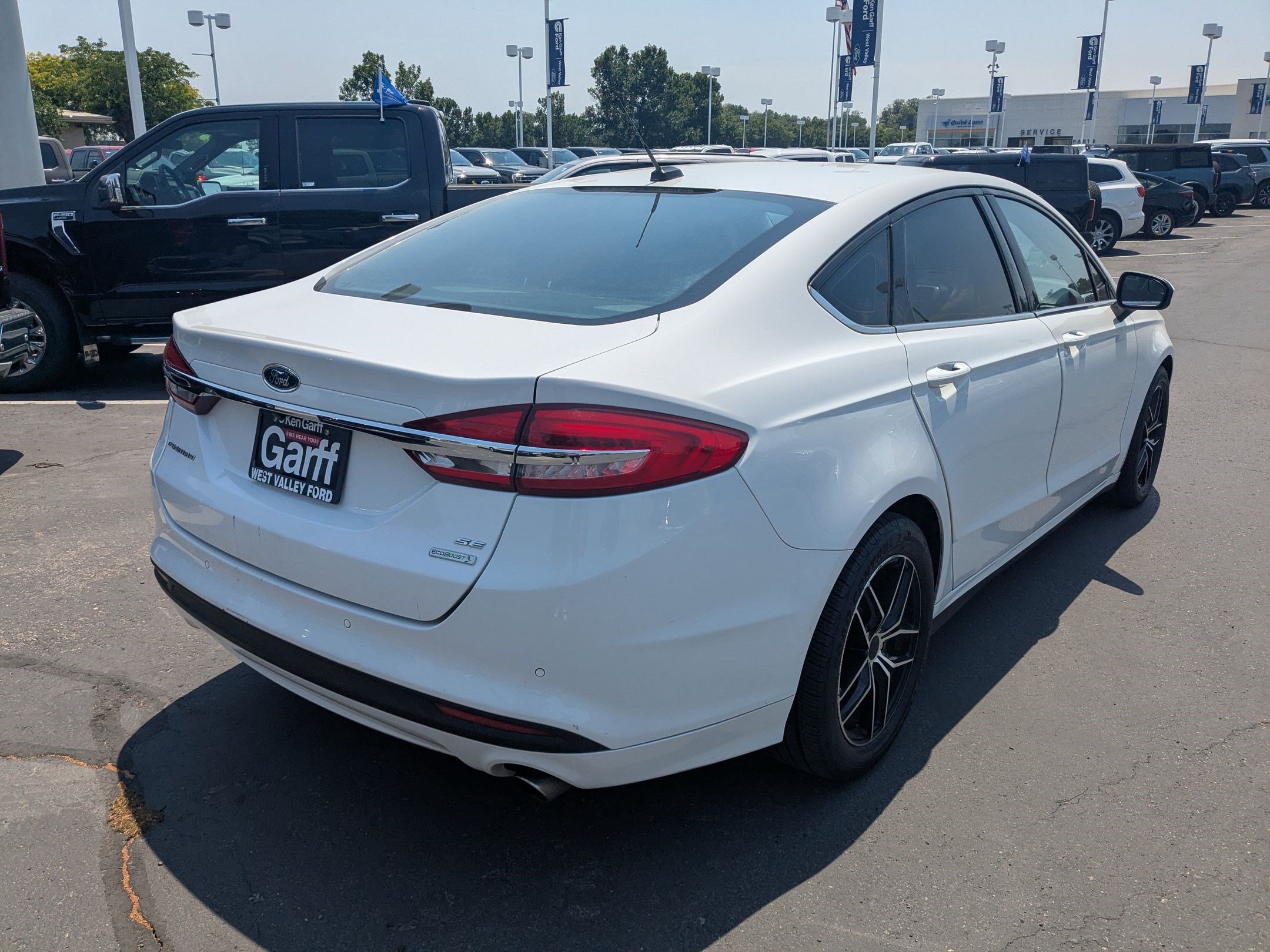 Used 2017 Ford Fusion SE w/ Fusion SE Technology Package FWD image 3