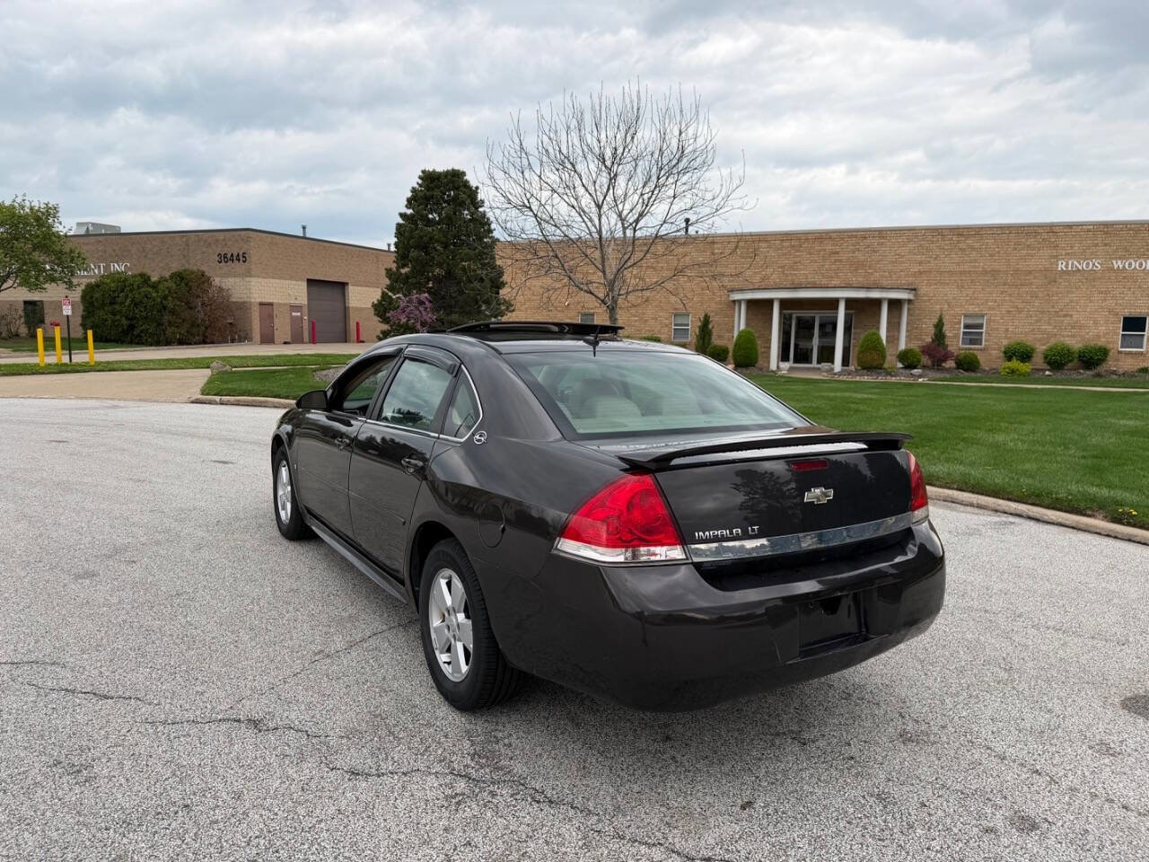 Used 2009 Chevrolet Impala LT w/ Luxury Edition Package FWD image 3