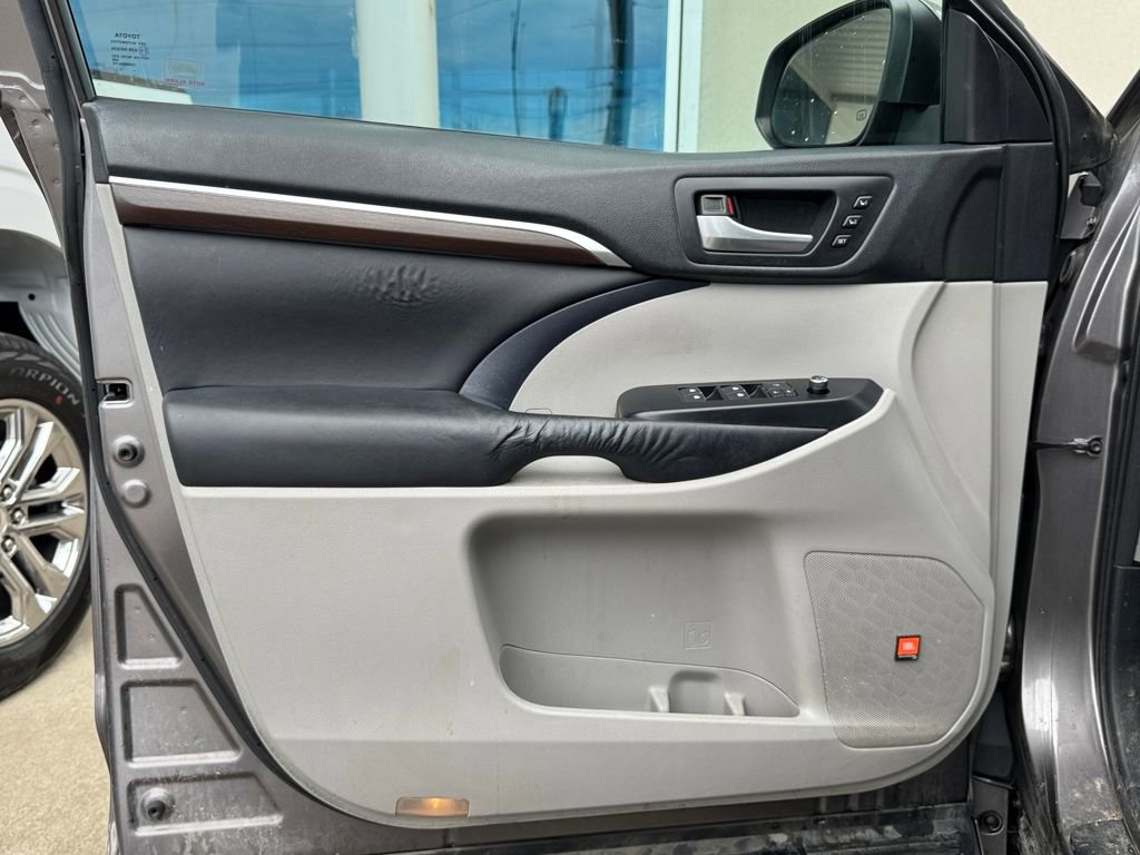 Used 2015 Toyota Highlander Limited image 12