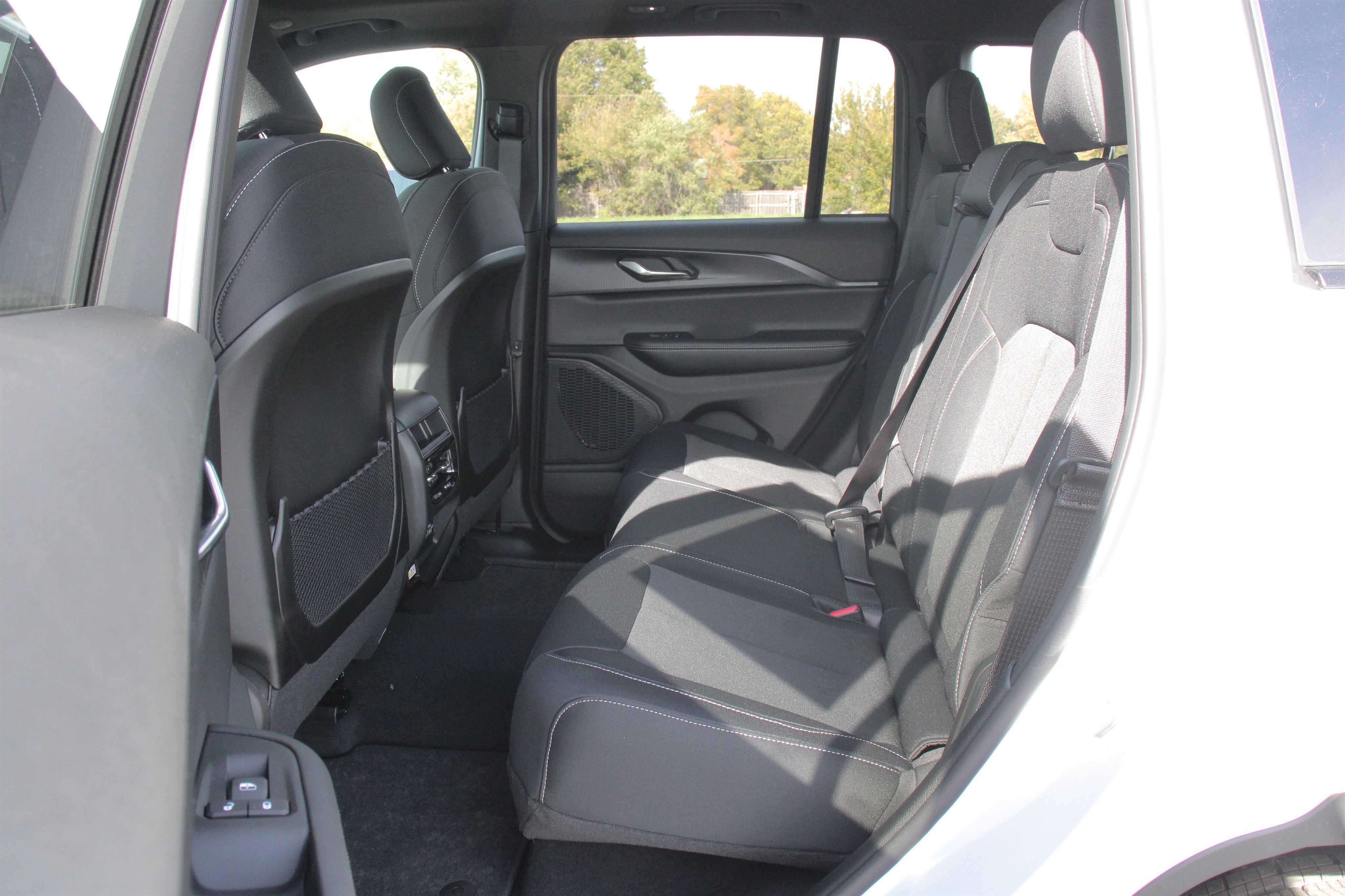 New 2025 Jeep Grand Cherokee Laredo w/ Luxury Tech Group I image 21