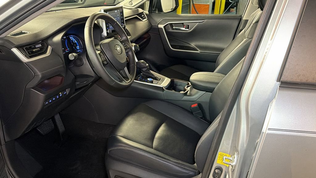 Used 2020 Toyota RAV4 Limited image 25