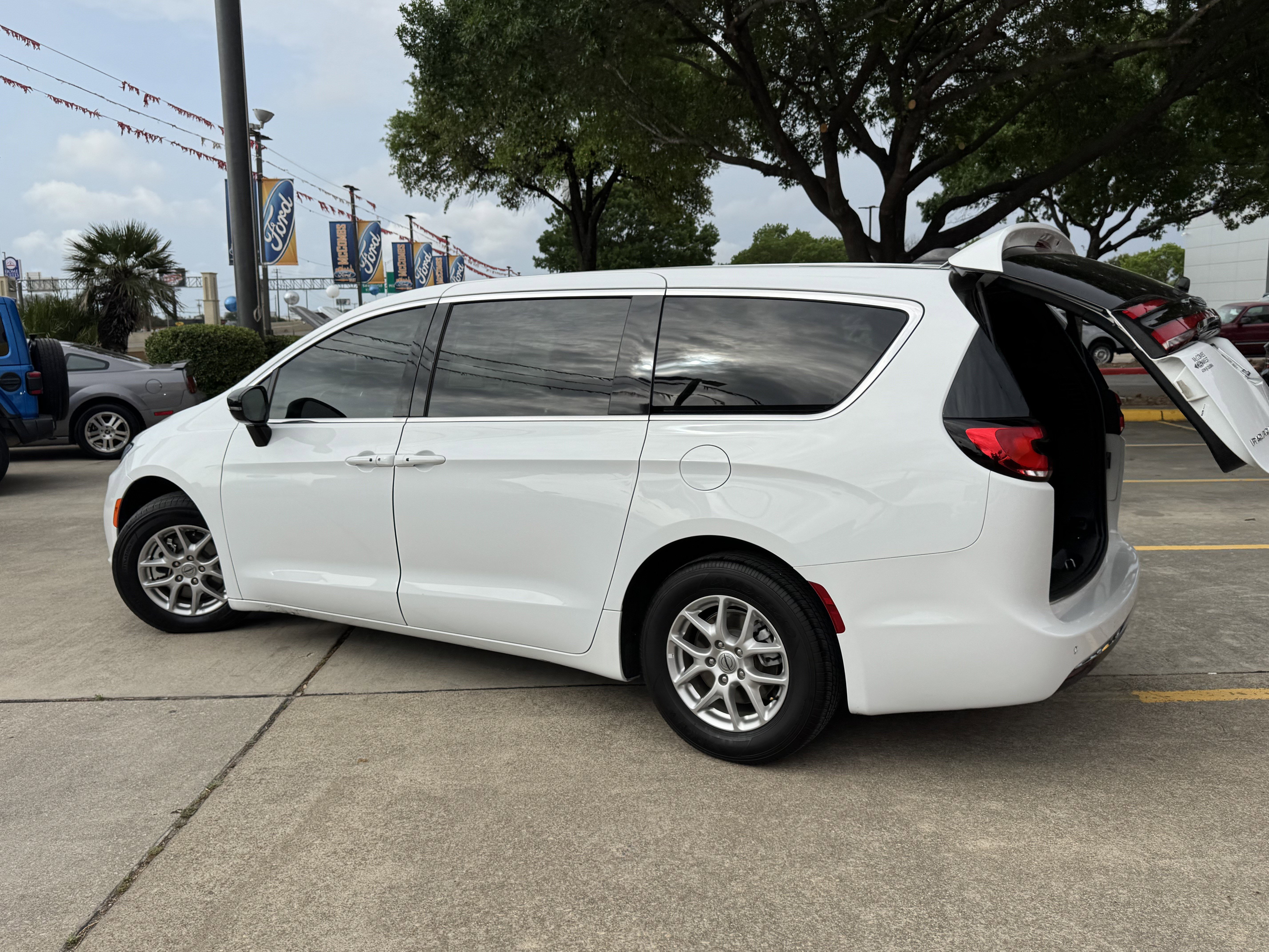 Used 2025 Chrysler Pacifica Select image 10