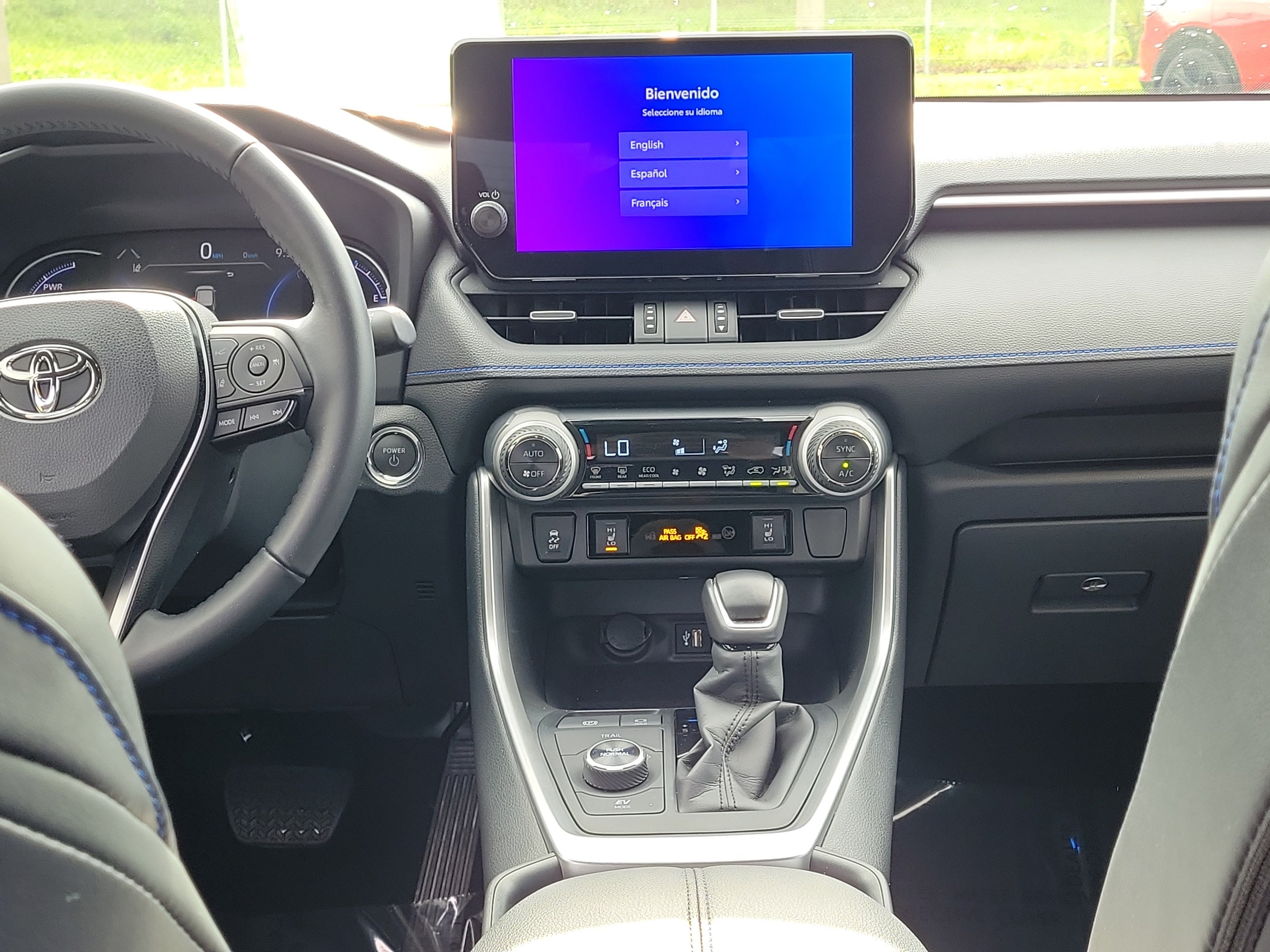 Used 2025 Toyota RAV4 XSE AWD/4WD image 18