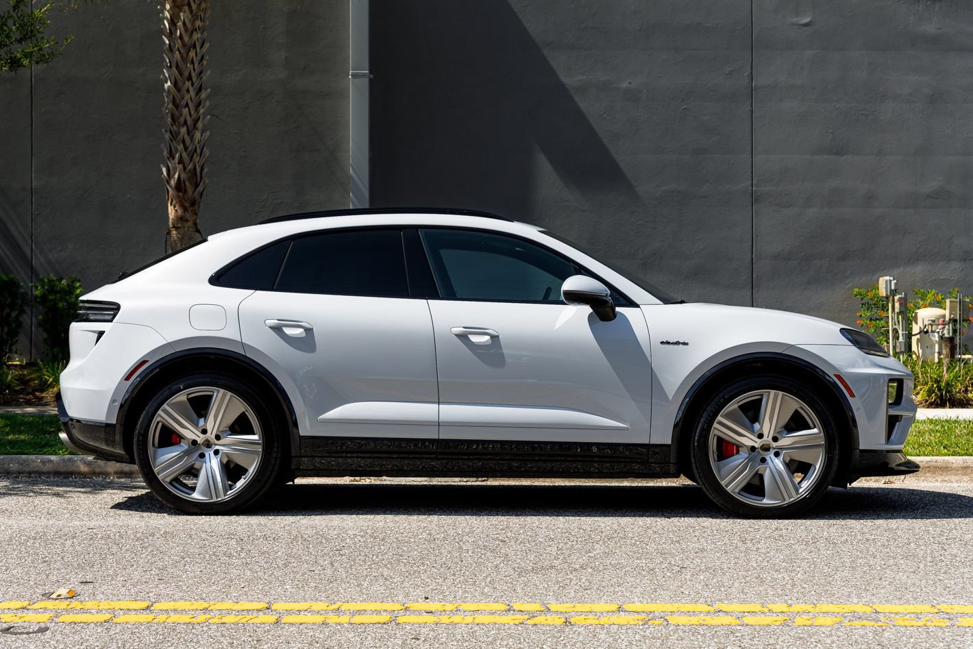 Used 2025 Porsche Macan Turbo Electric AWD/4WD image 4