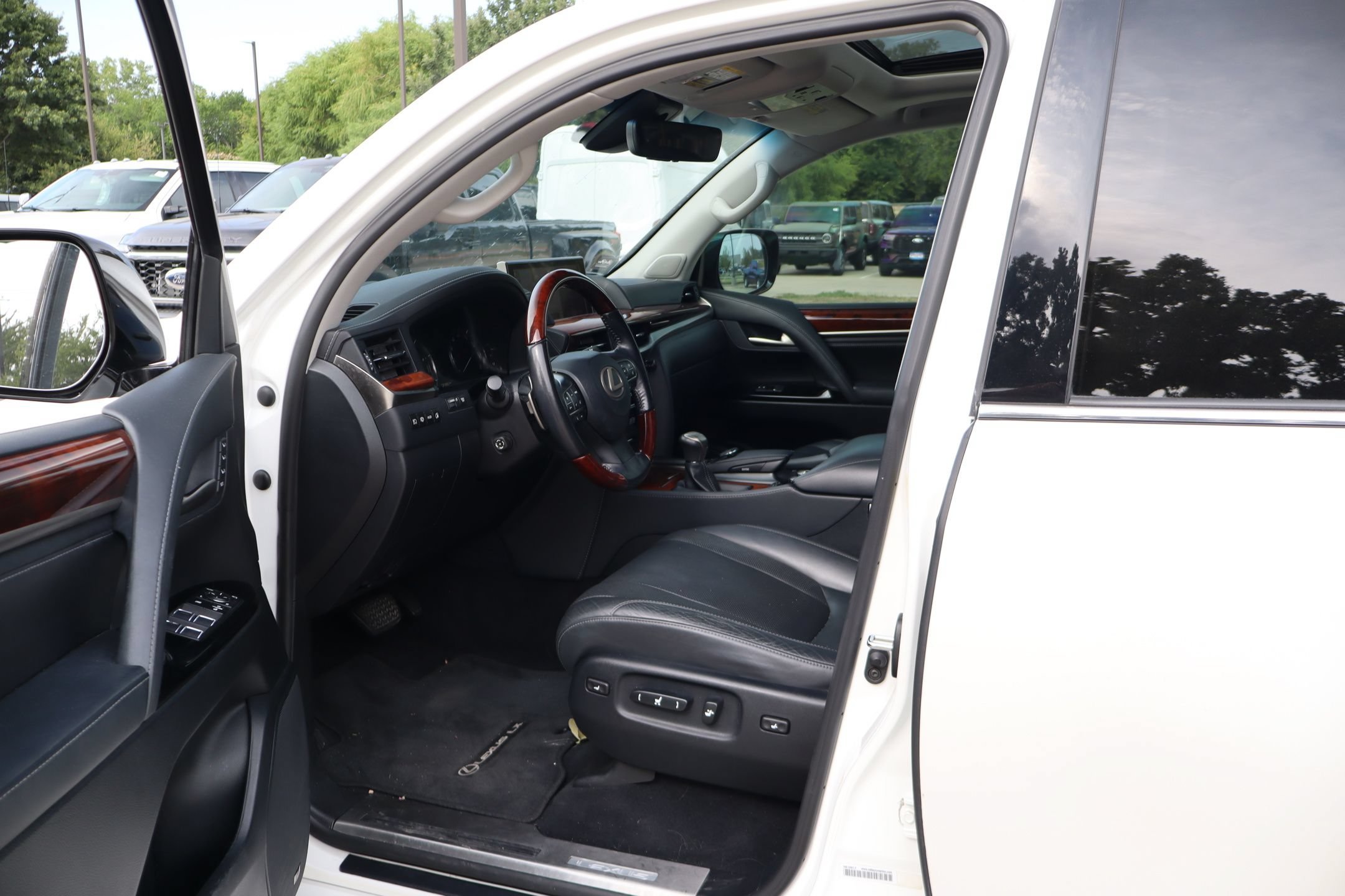 Used 2019 Lexus LX 570 4WD w/ Luxury Package image 28
