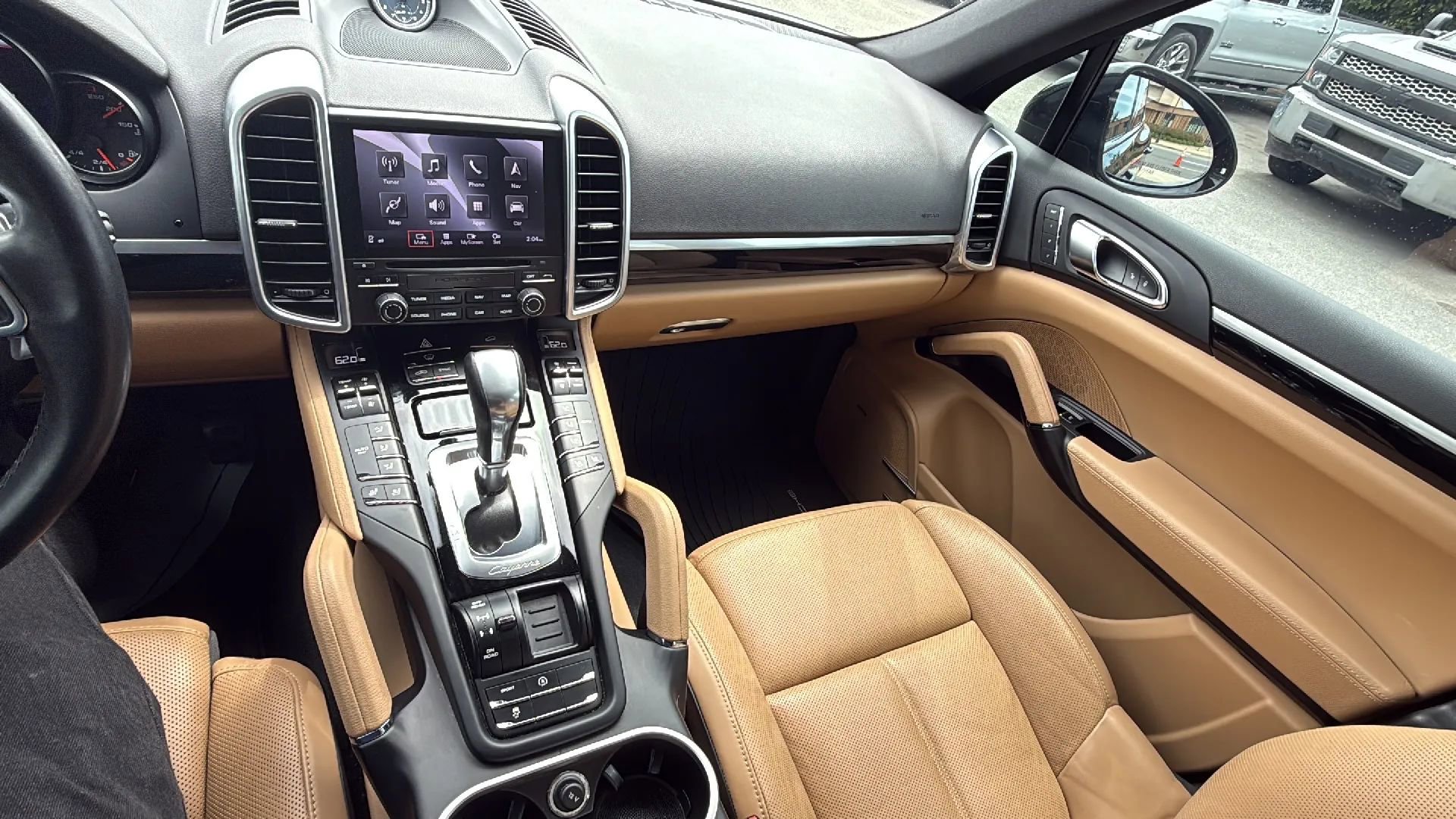 Used 2017 Porsche Cayenne w/ Premium Package image 19