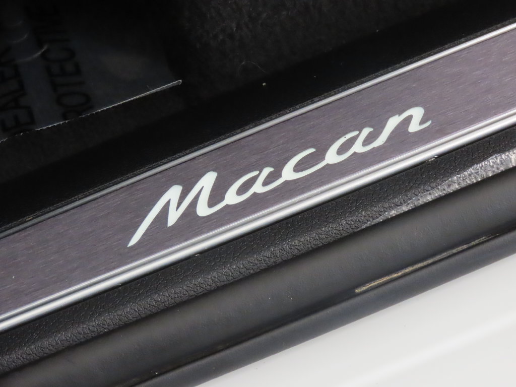 Certified 2026 Porsche Macan AWD/4WD image 43