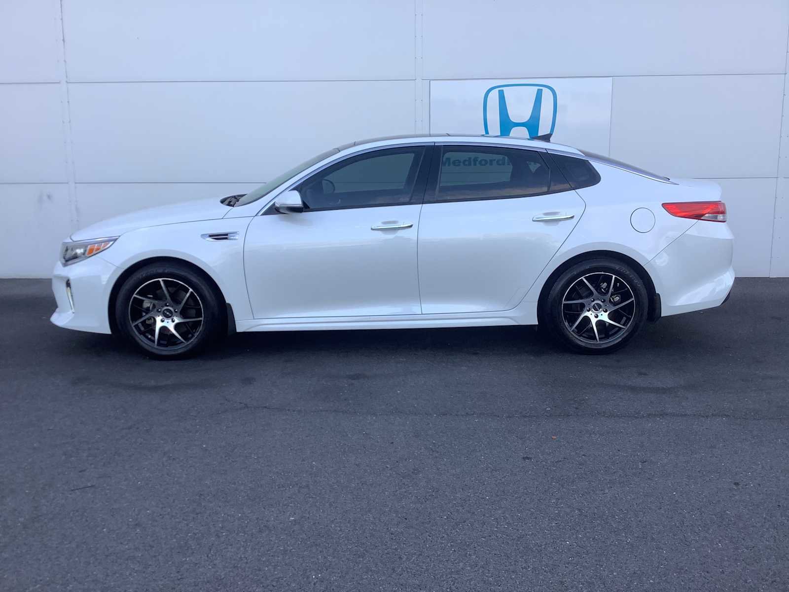 Used 2018 Kia Optima EX w/ Technology Package FWD image 2