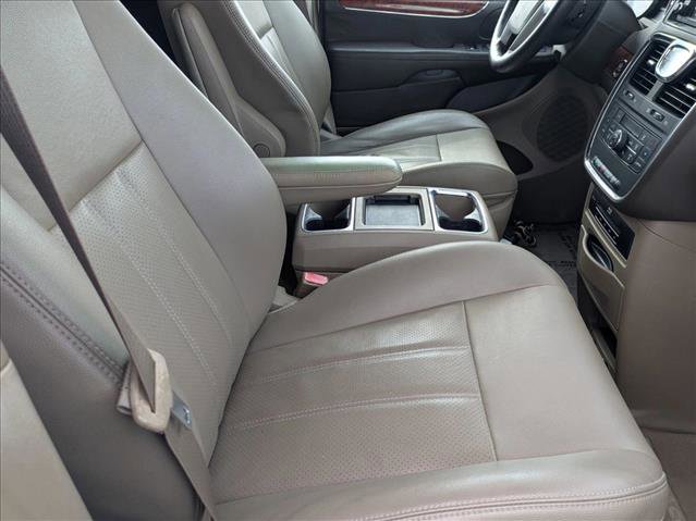 Used 2014 Chrysler Town & Country Touring-L w/ Driver Convenience Group image 21