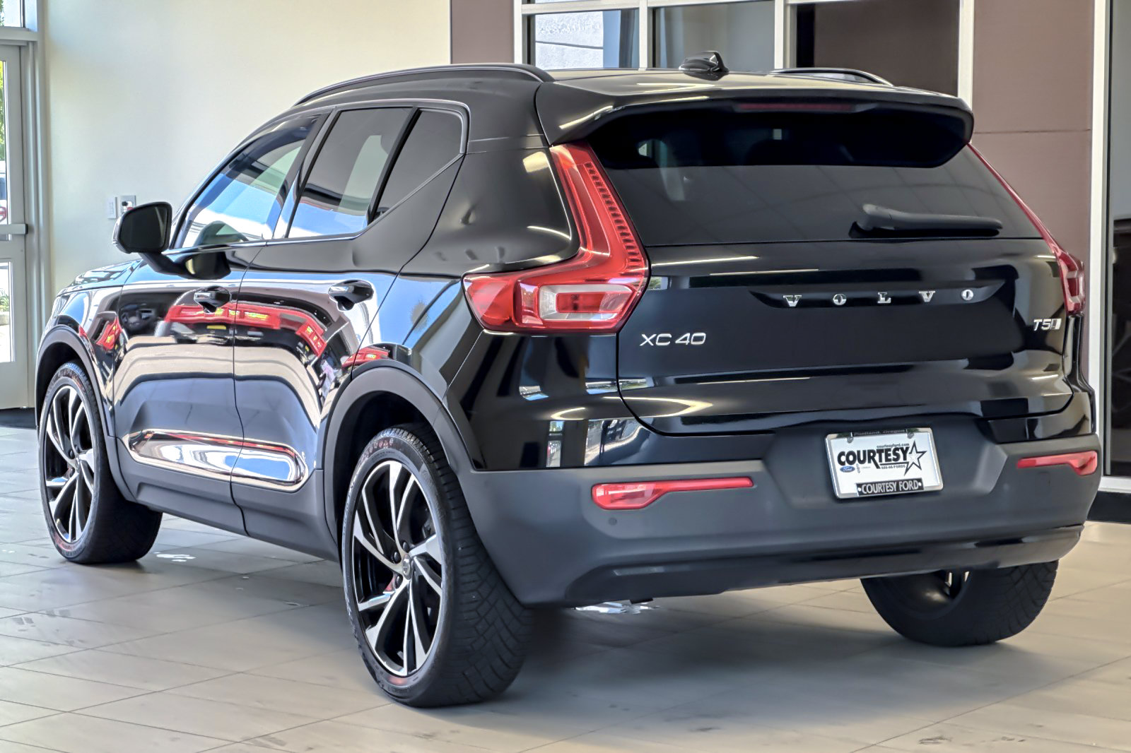 Used 2022 Volvo XC40 T5 R-Design w/ Advanced Package AWD/4WD image 6