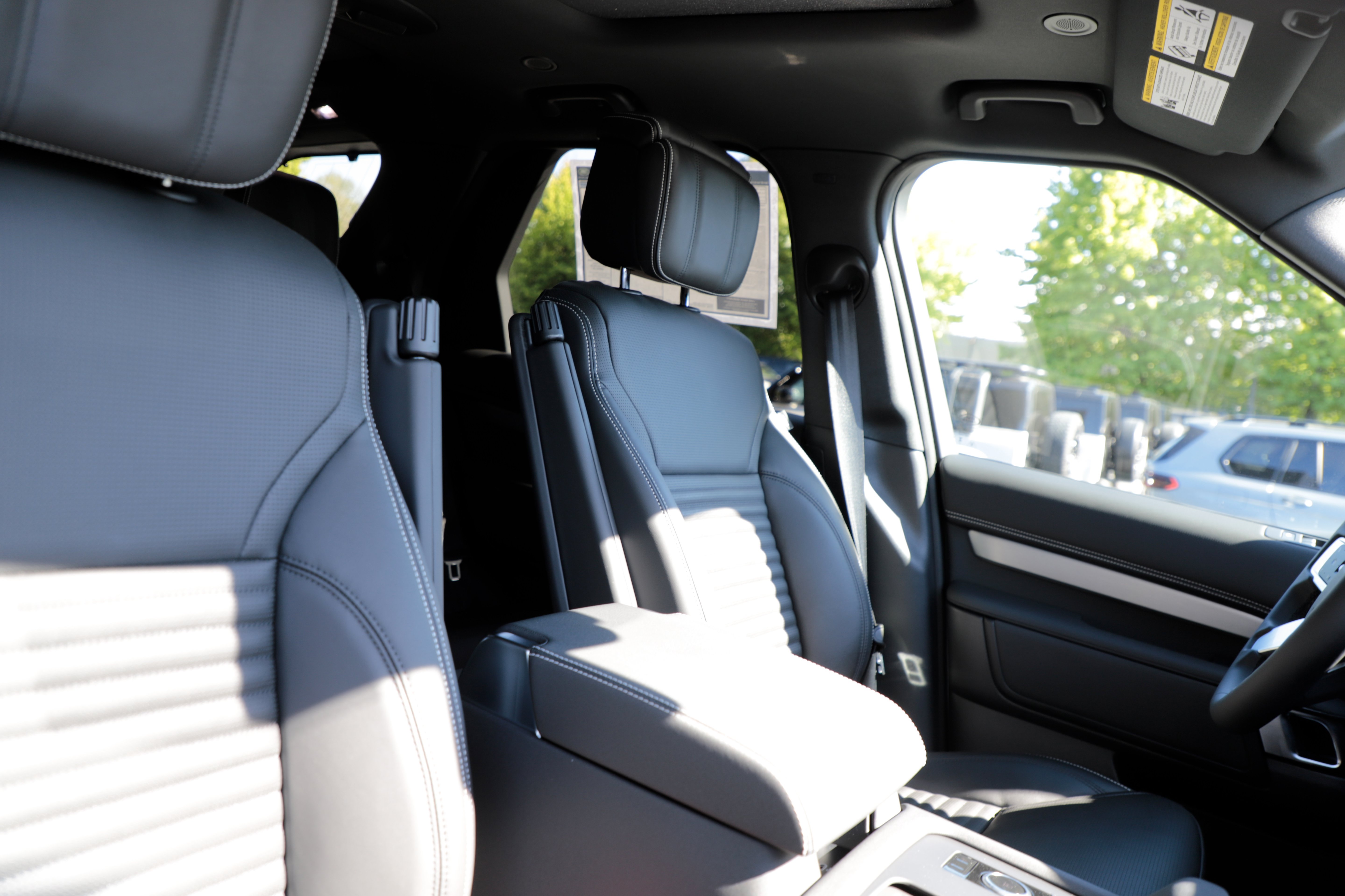 New 2026 Land Rover Discovery Limited Edition AWD/4WD image 12
