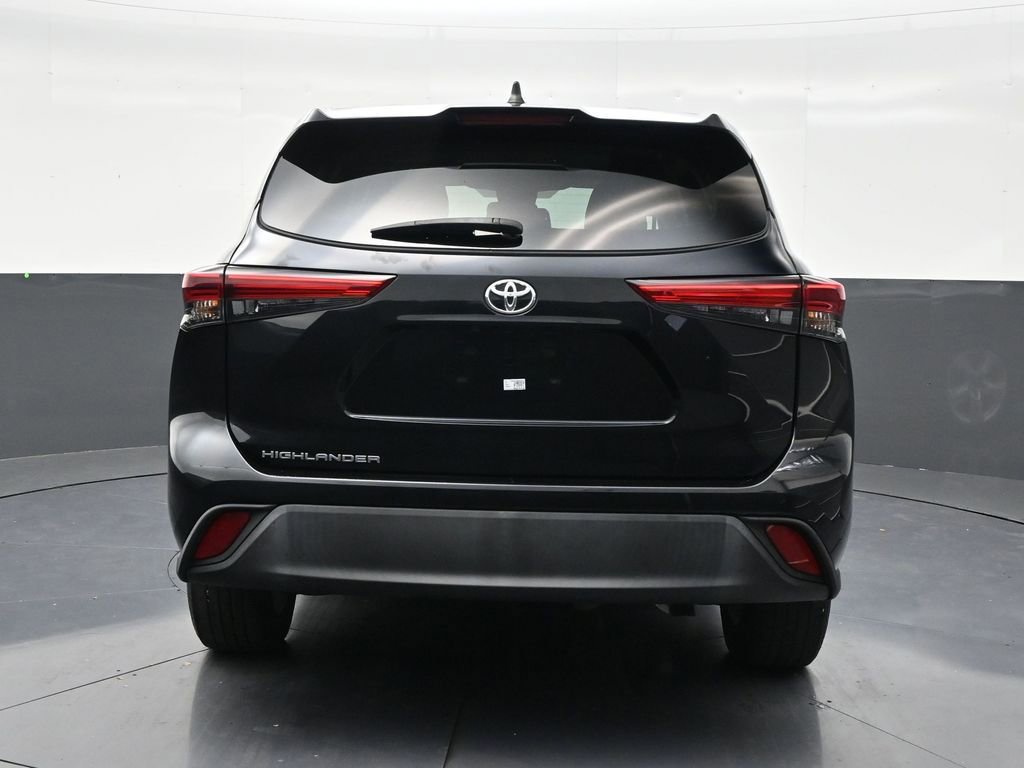 Used 2022 Toyota Highlander L FWD image 4