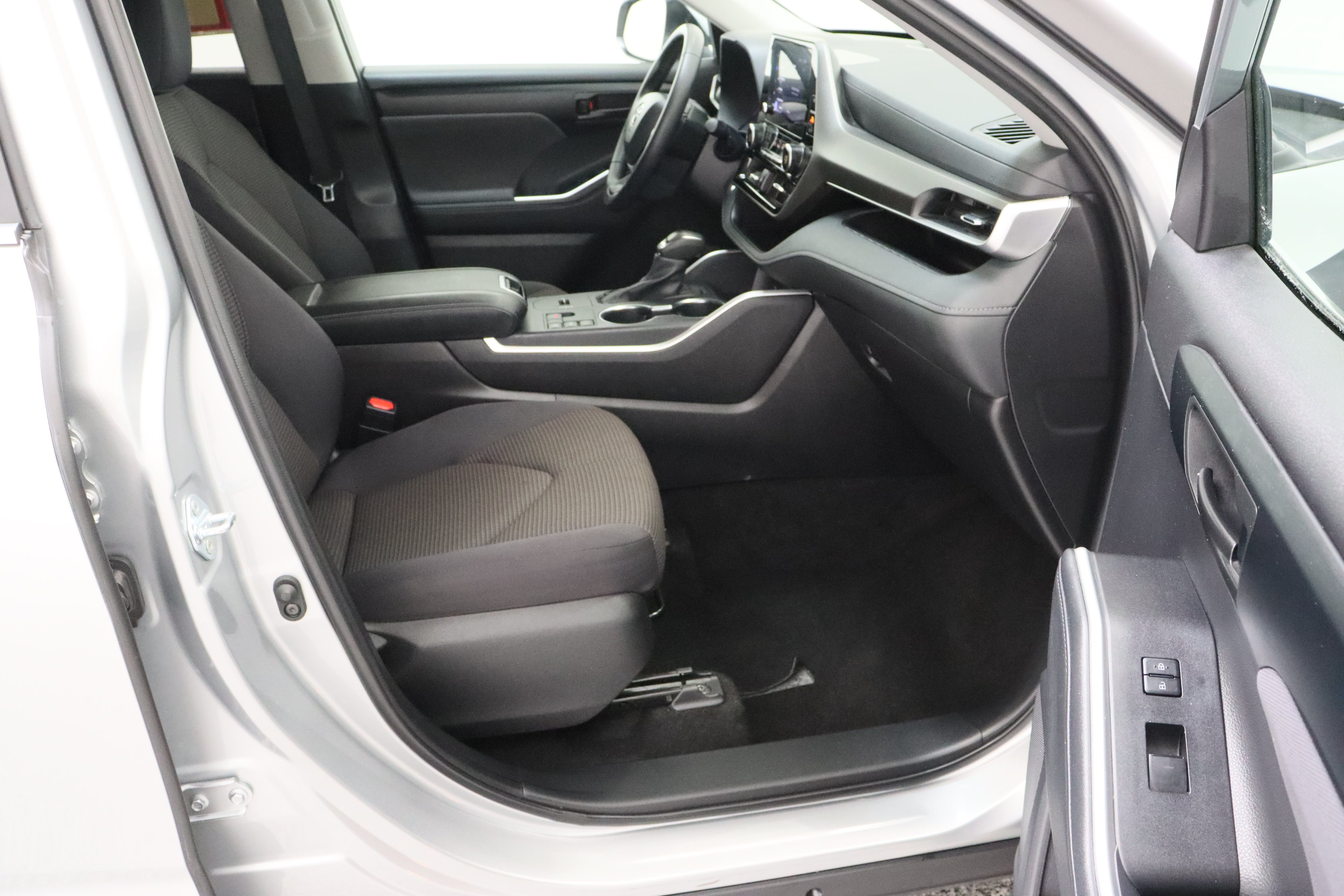 Certified 2025 Toyota Highlander LE FWD image 39