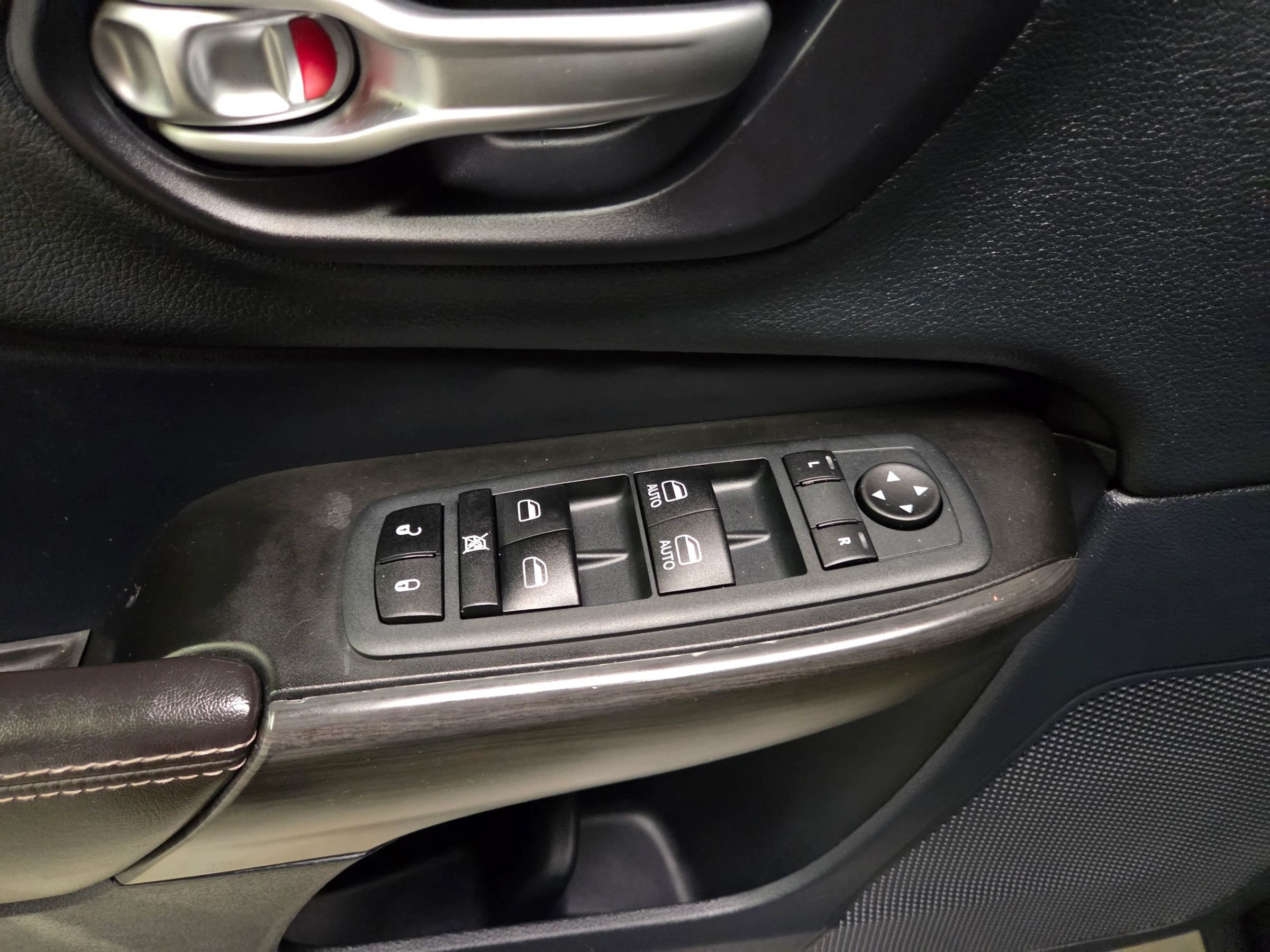 Used 2014 Jeep Cherokee Limited AWD/4WD image 16