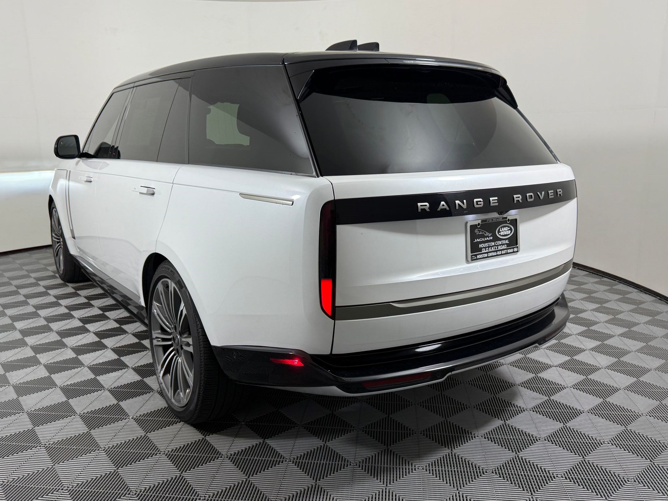 Used 2025 Land Rover Range Rover Long Wheelbase SE AWD/4WD image 3