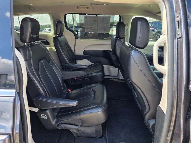 Used 2023 Chrysler Pacifica Touring-L FWD image 13