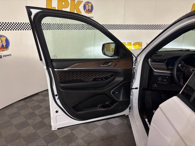 Used 2022 Jeep Grand Cherokee Summit w/ Luxury Tech Group V image 18