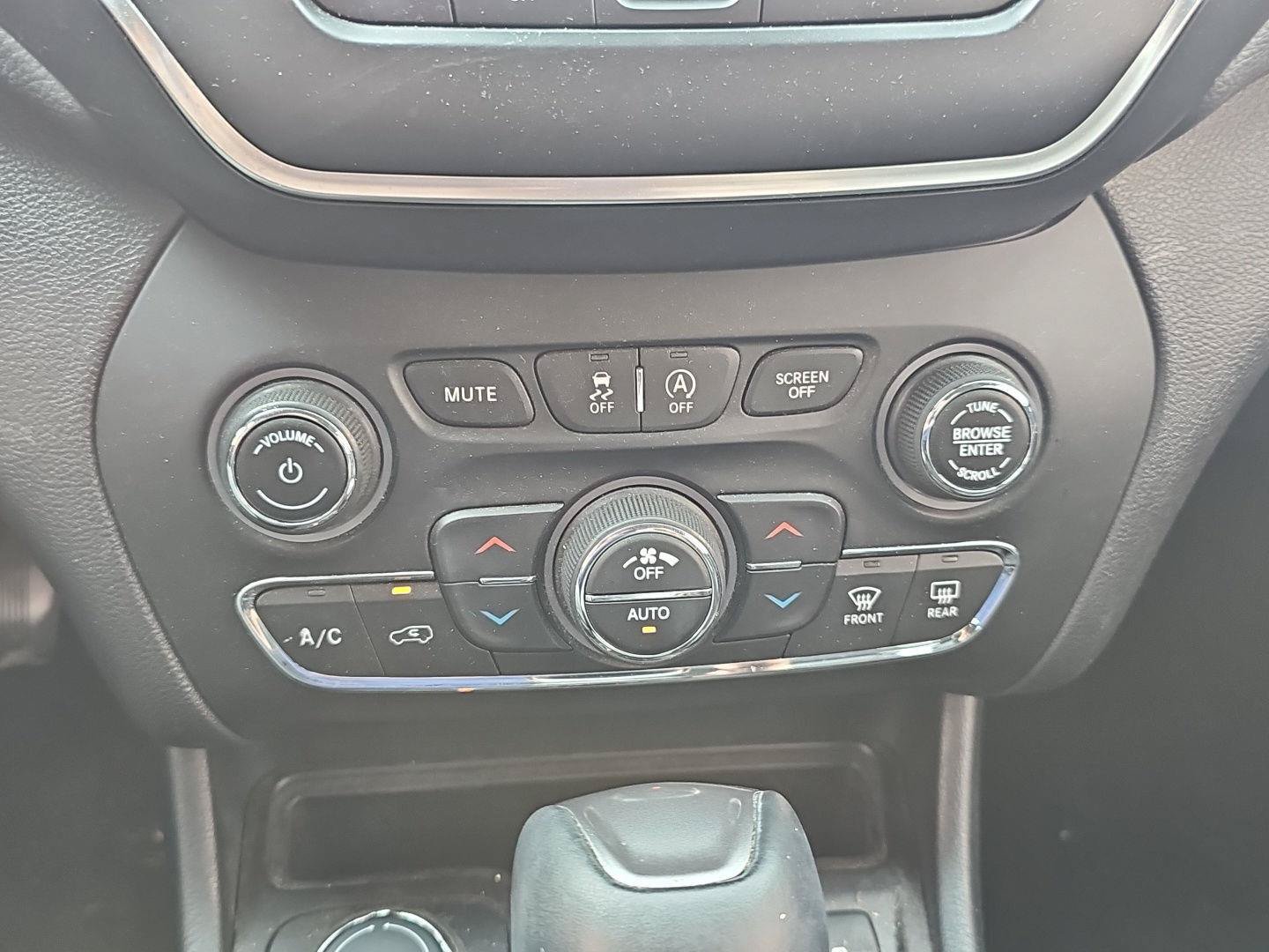 Used 2019 Jeep Cherokee Latitude Plus w/ Comfort/Convenience Group AWD/4WD image 15