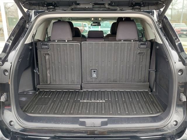 Used 2024 Toyota Highlander LE image 33