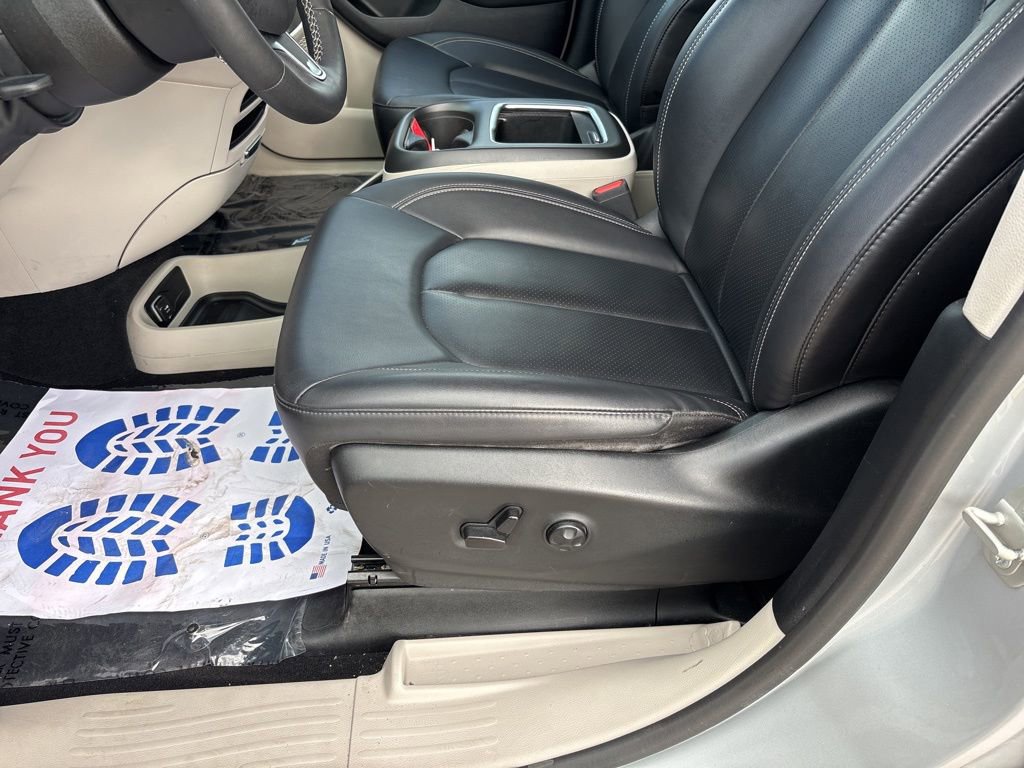 Used 2024 Chrysler Pacifica Touring-L image 15