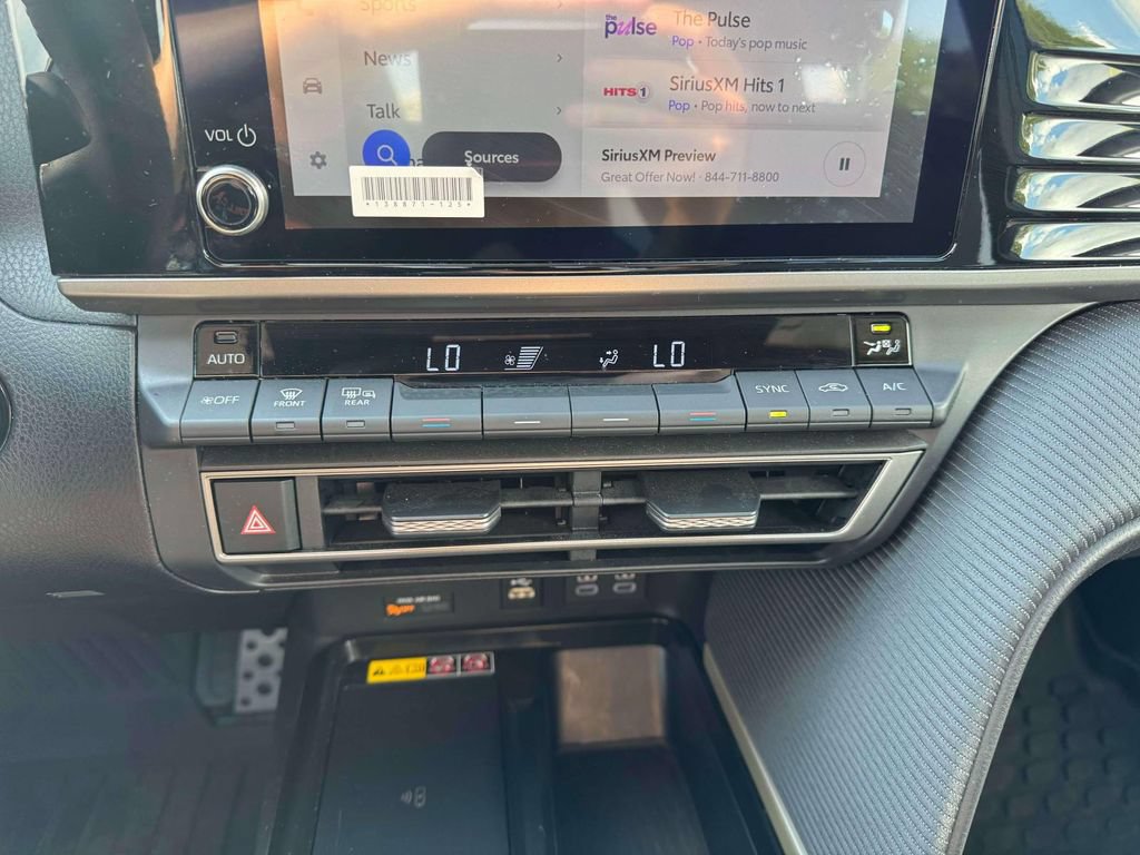 Used 2025 Toyota Camry SE AWD/4WD image 31