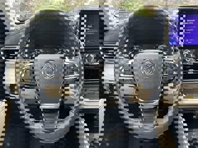 Used 2023 Toyota Highlander XLE image 8