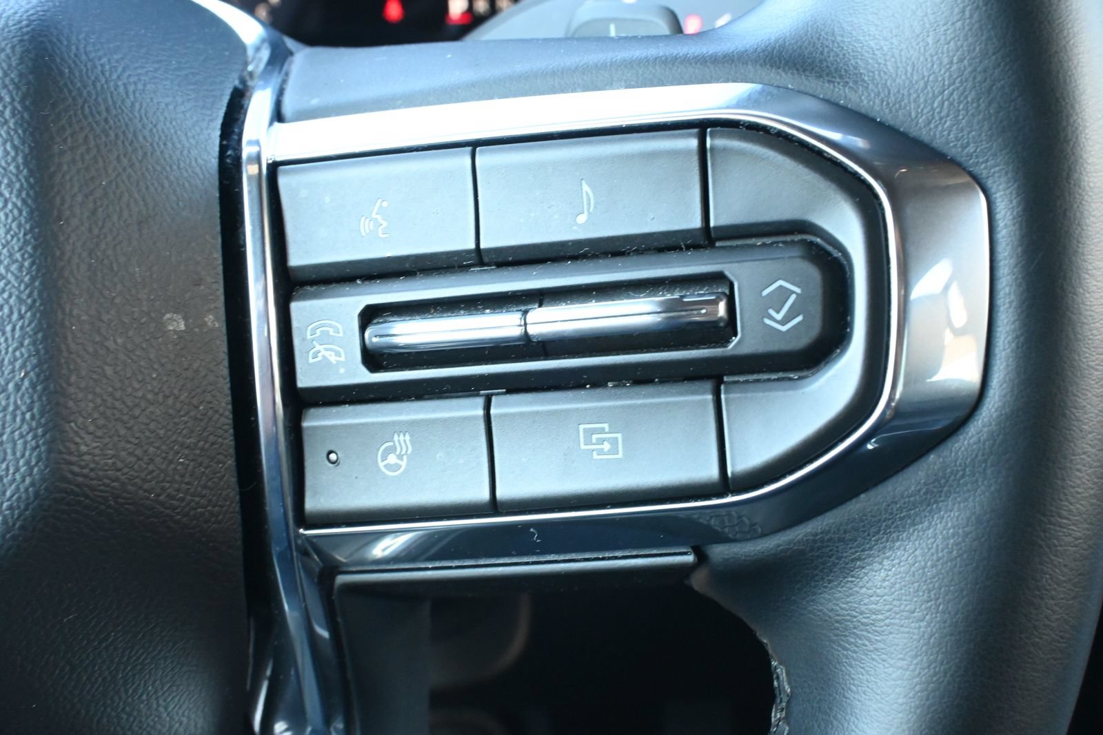 Used 2026 GMC Acadia Elevation w/ Elevation Premium Package FWD image 15