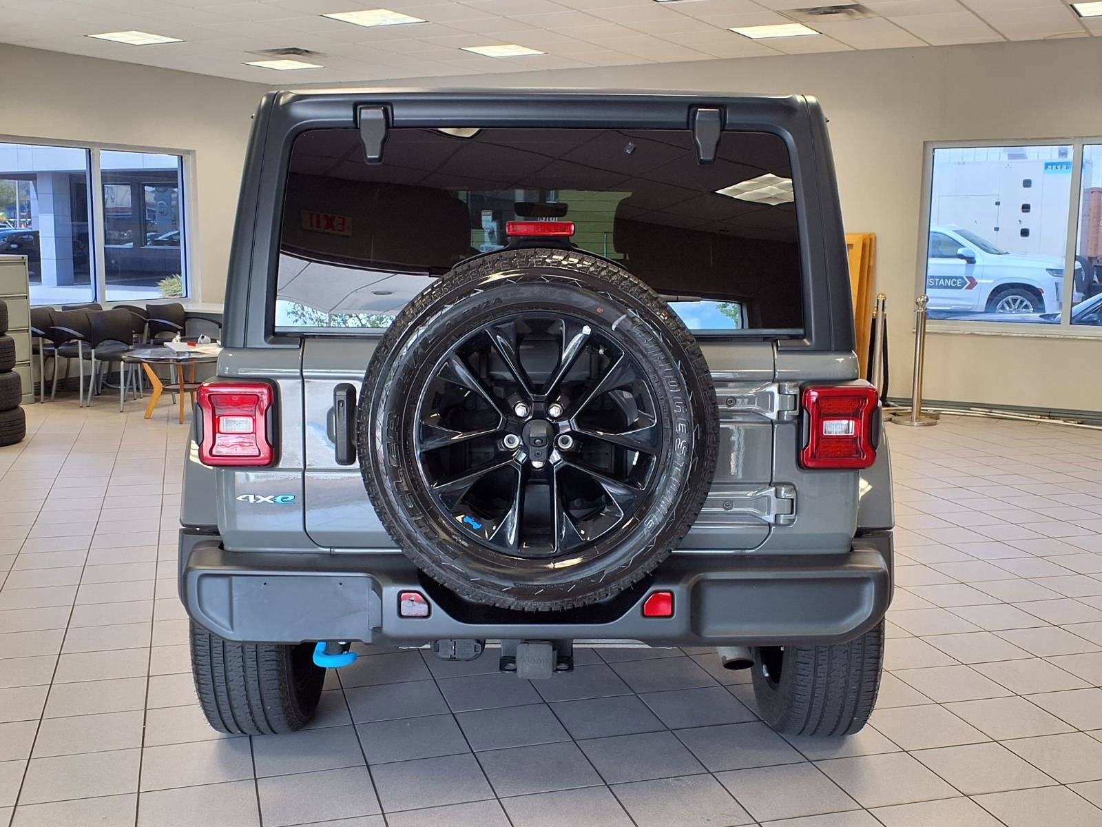 Used 2023 Jeep Wrangler Unlimited Sahara AWD/4WD image 4