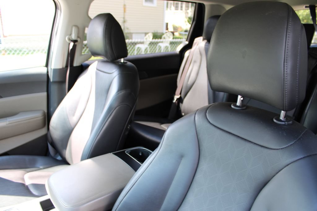 Used 2025 Kia Carnival FWD image 9