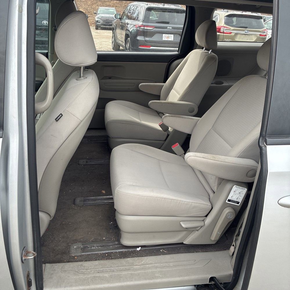 Used 2018 Kia Sedona L image 3