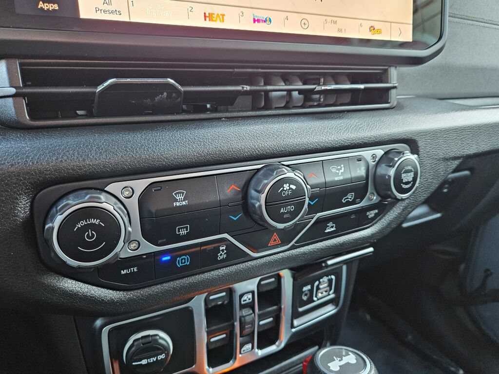 Used 2024 Jeep Wrangler Unlimited AWD/4WD image 24