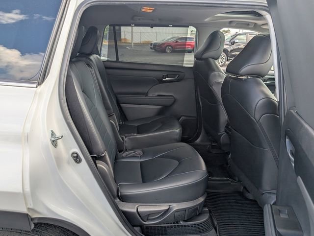 Used 2023 Toyota Highlander XLE image 16