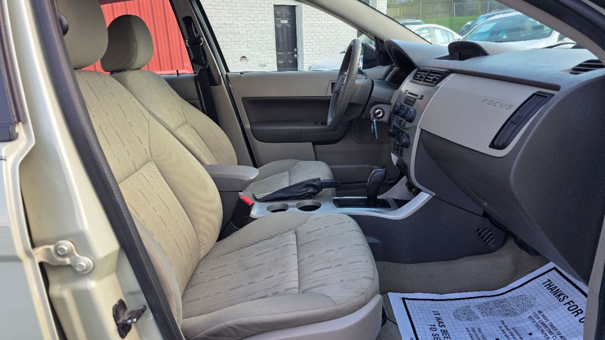 Used 2010 Ford Focus SE FWD image 10