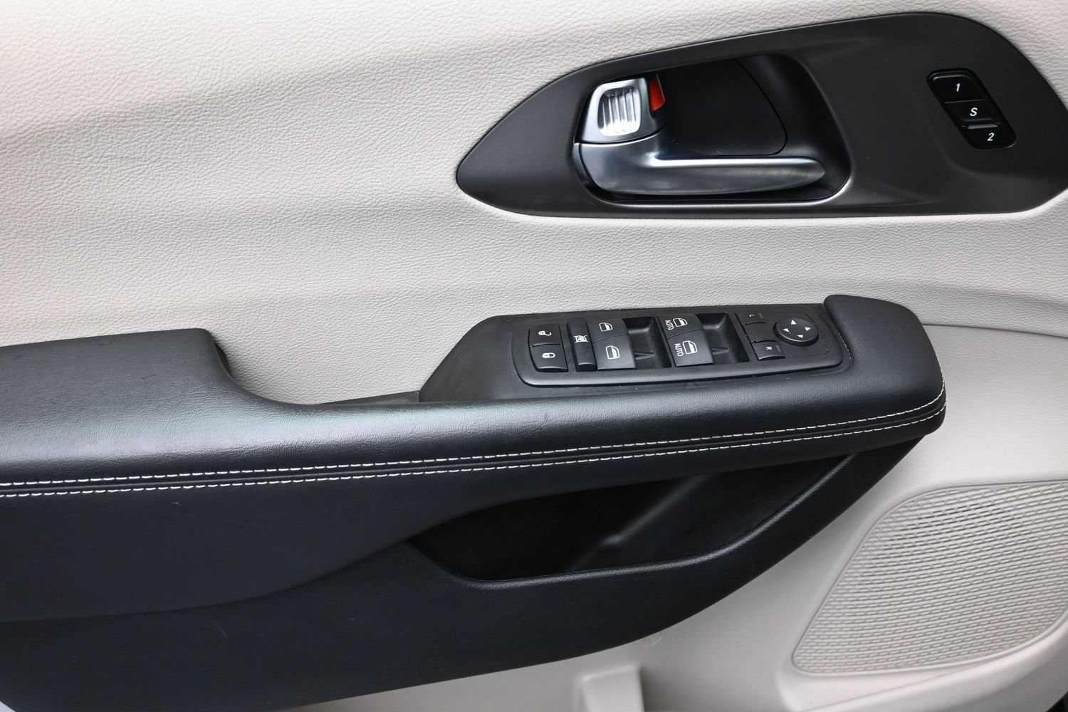 Used 2024 Chrysler Pacifica Touring-L FWD image 21