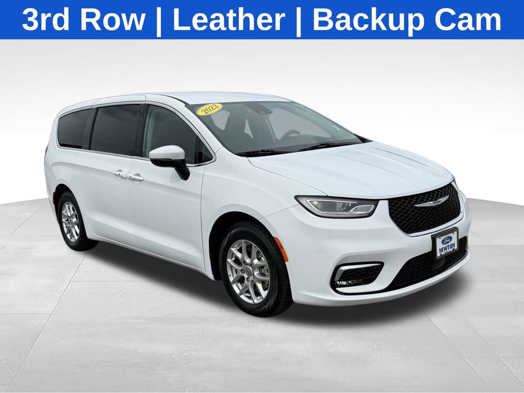 Used 2023 Chrysler Pacifica Touring-L FWD image 1