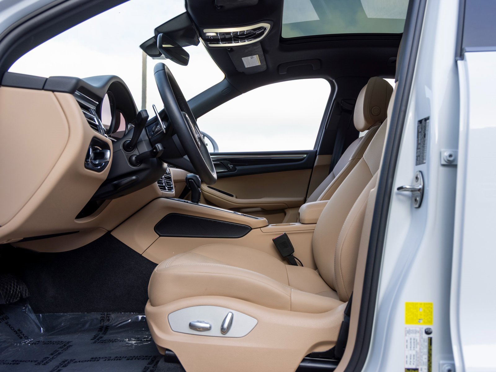 Certified 2025 Porsche Macan image 25