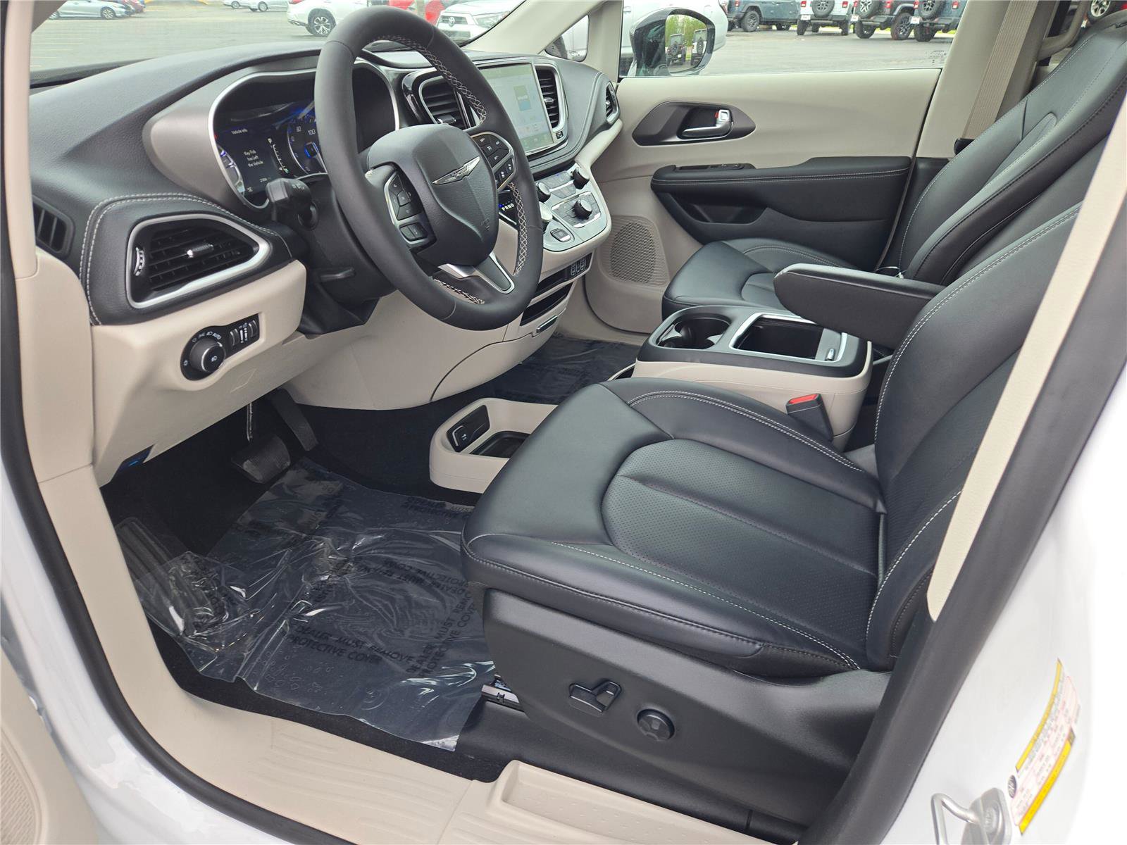 Used 2024 Chrysler Pacifica Touring-L AWD/4WD image 25