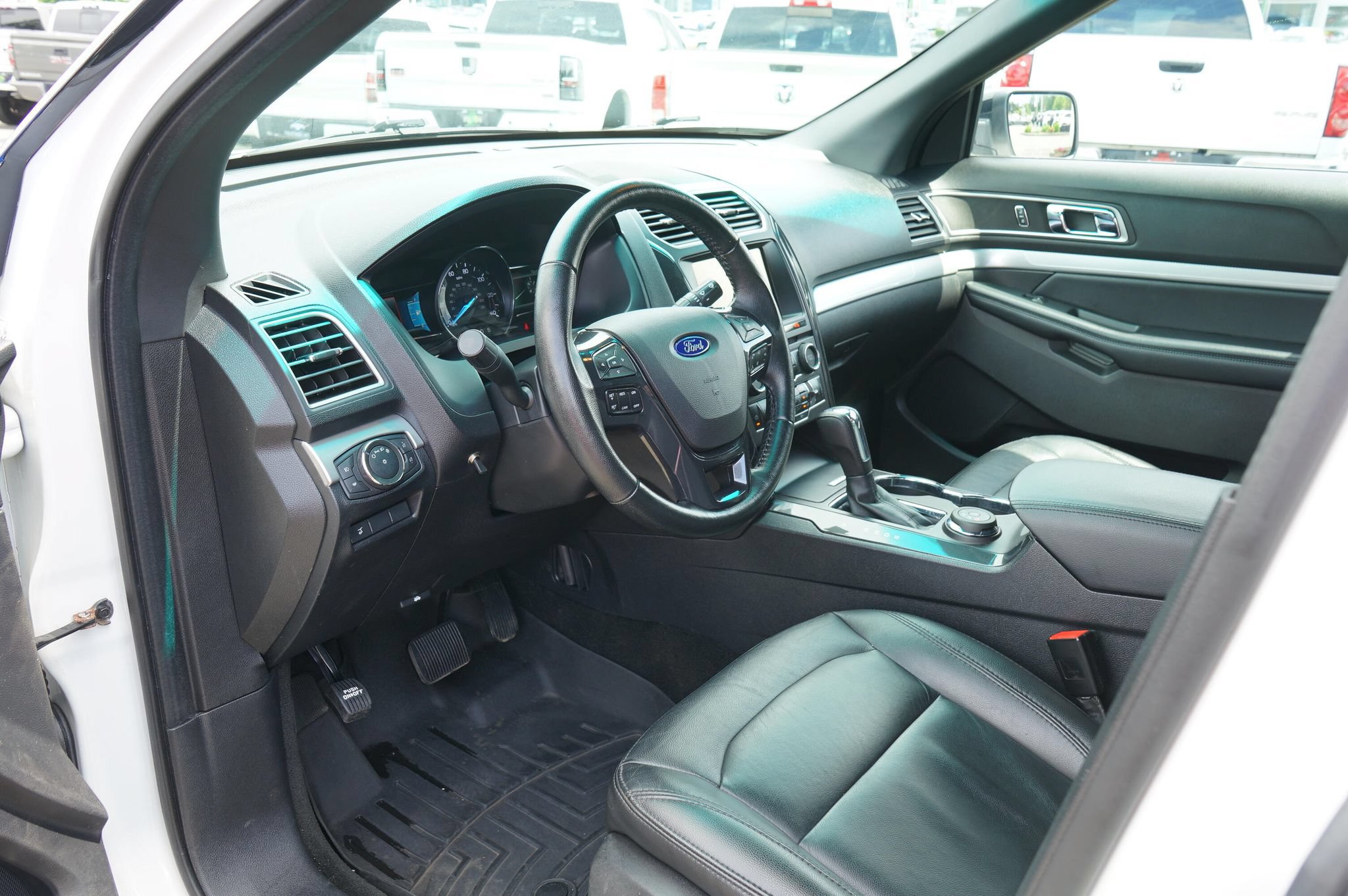 Used 2016 Ford Explorer XLT w/ Equipment Group 202A AWD/4WD image 12