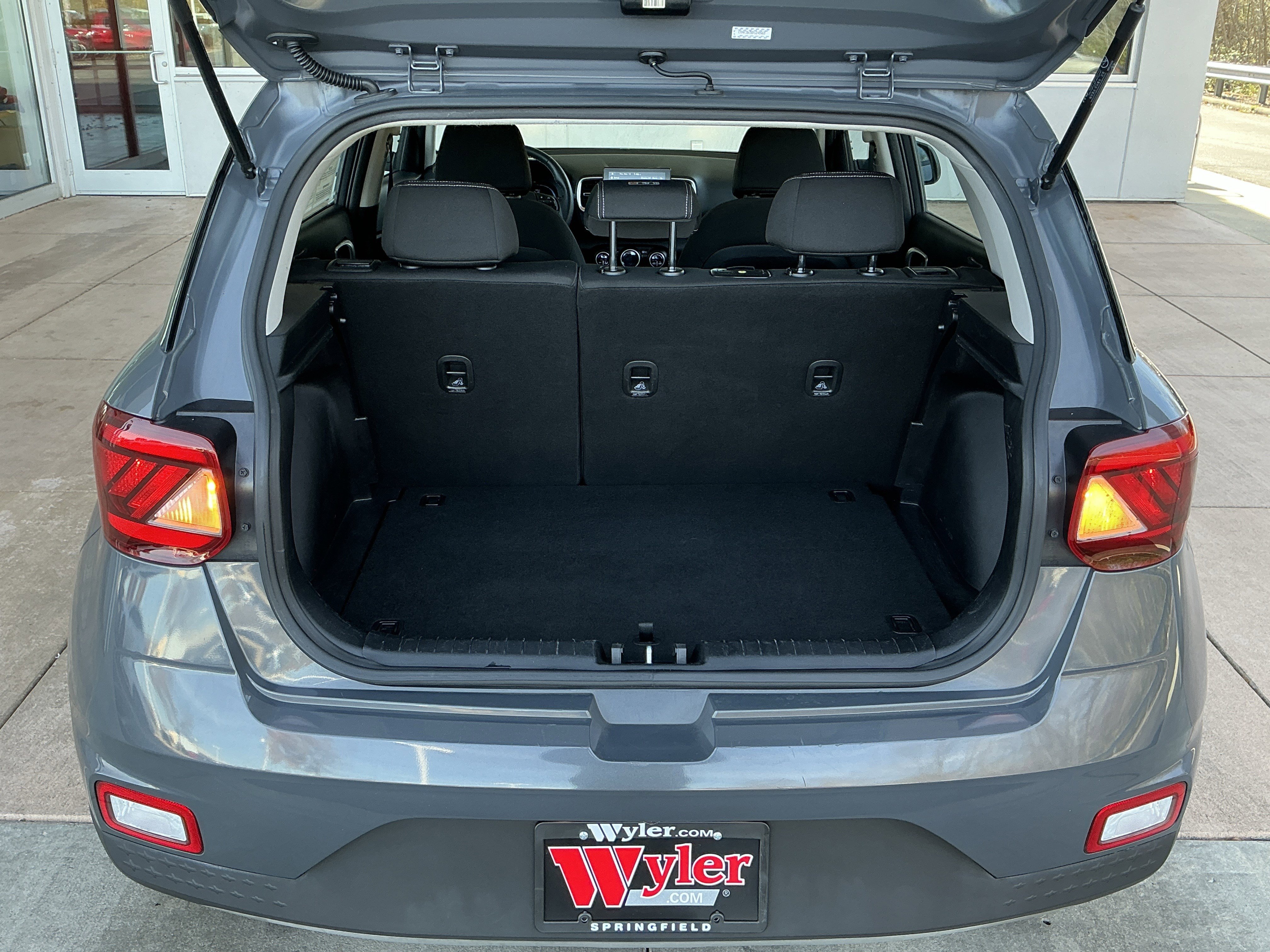 Used 2023 Hyundai Venue SEL image 24