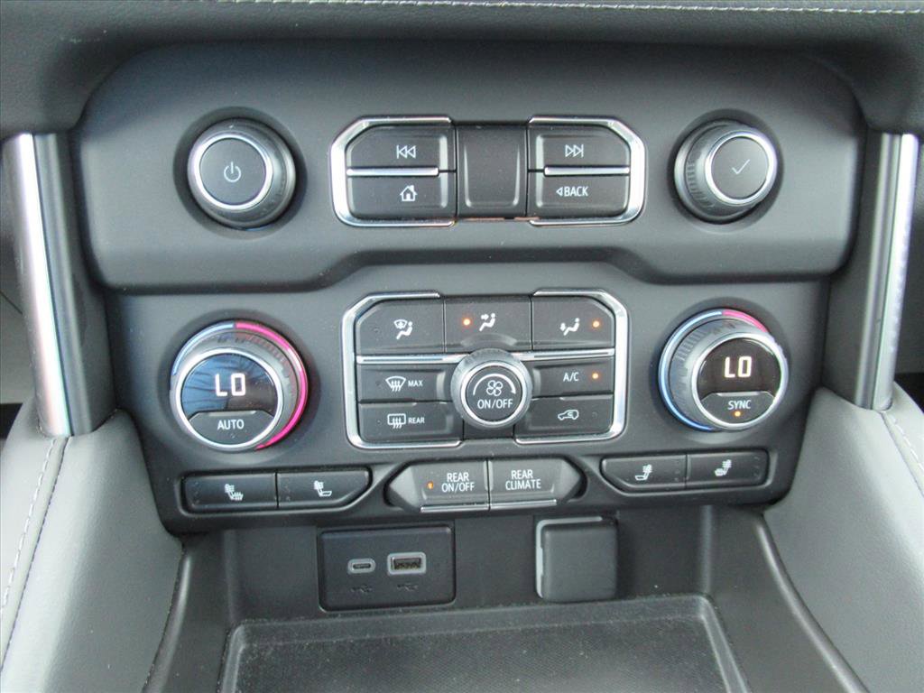 Used 2024 Chevrolet Suburban Z71 w/ Luxury Package AWD/4WD image 25