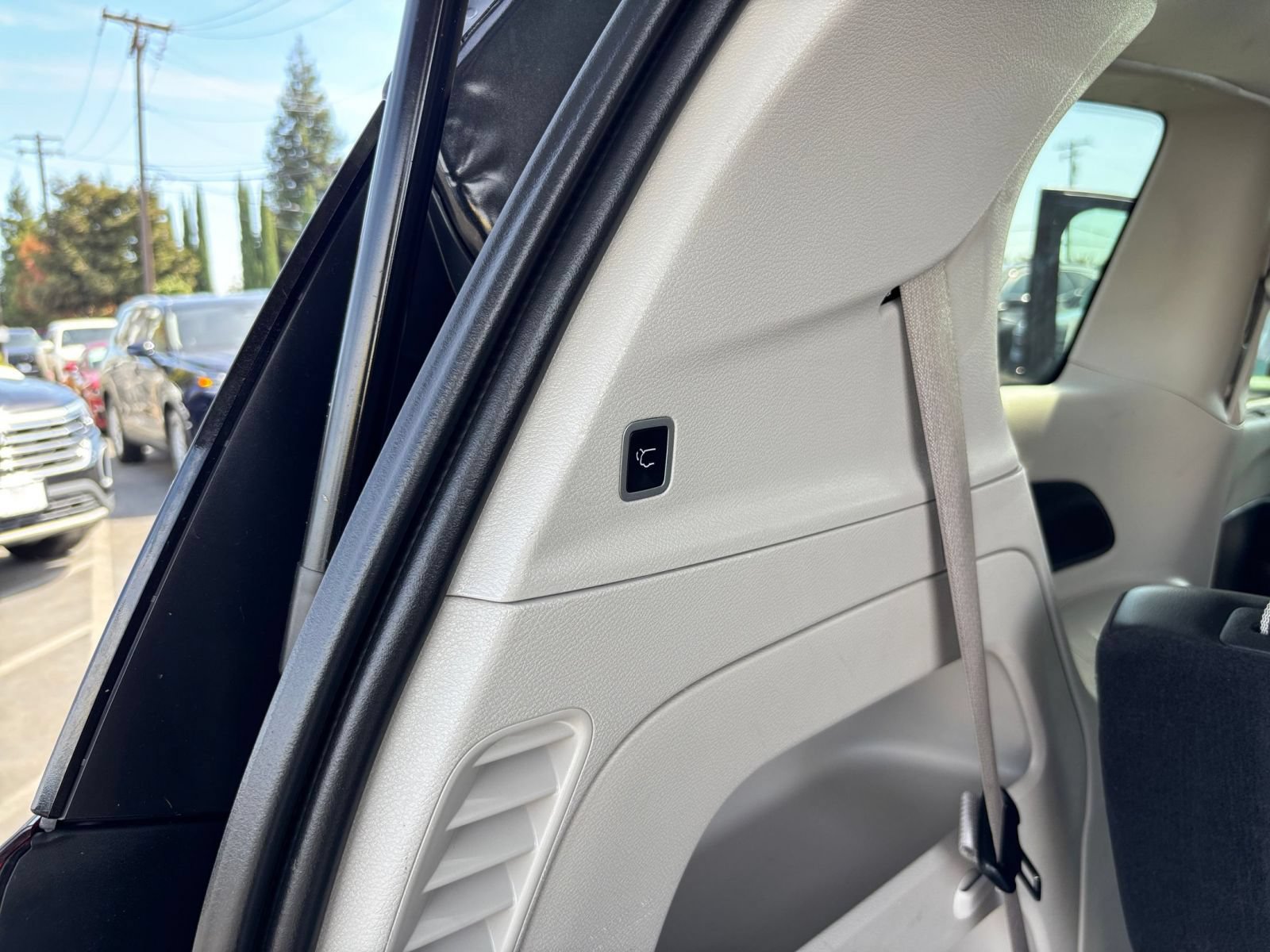 Used 2023 Chrysler Pacifica Touring-L FWD image 22