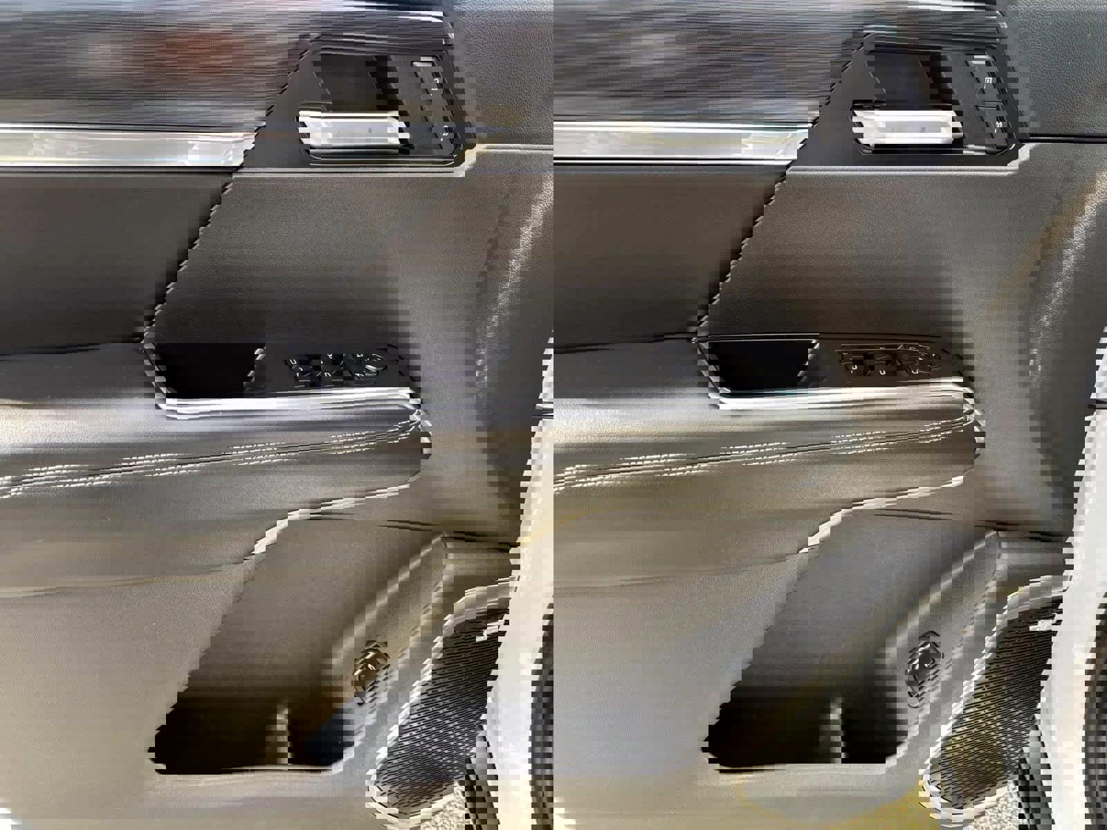 Used 2025 GMC Acadia Elevation image 13