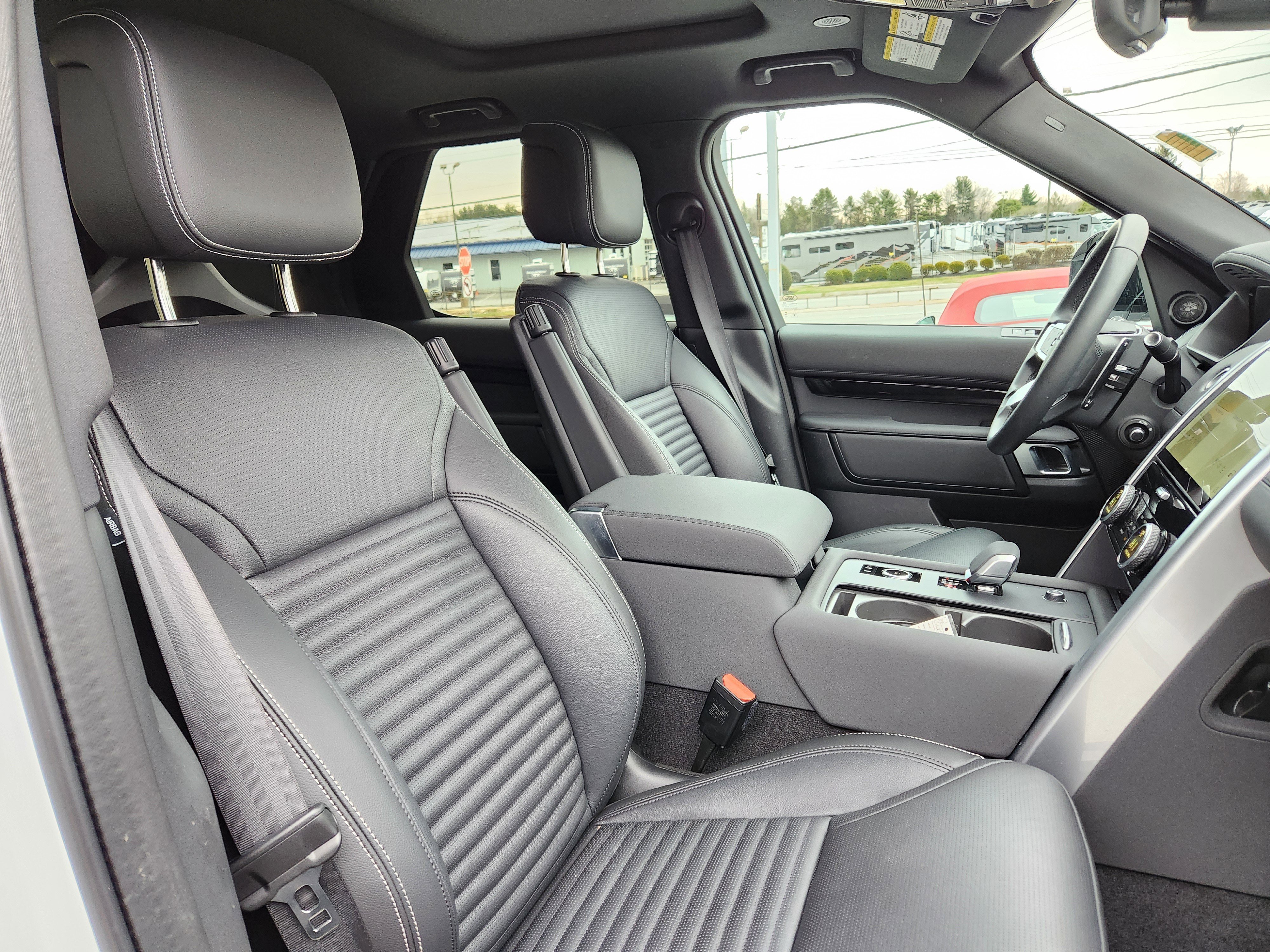 Used 2025 Land Rover Discovery S image 16