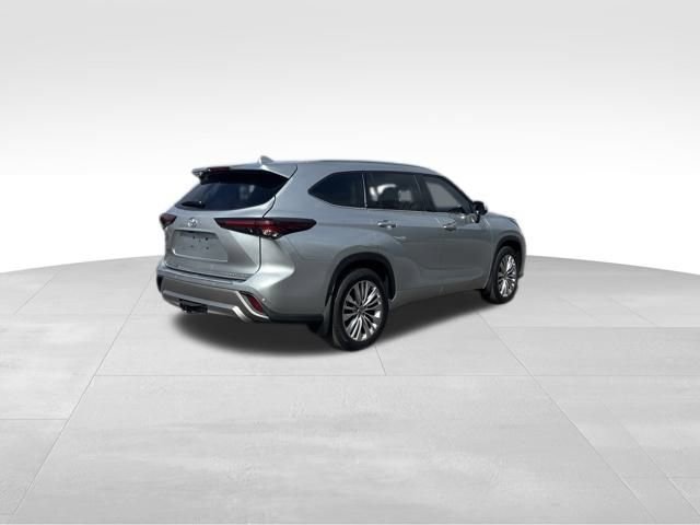 Used 2025 Toyota Highlander Platinum image 4