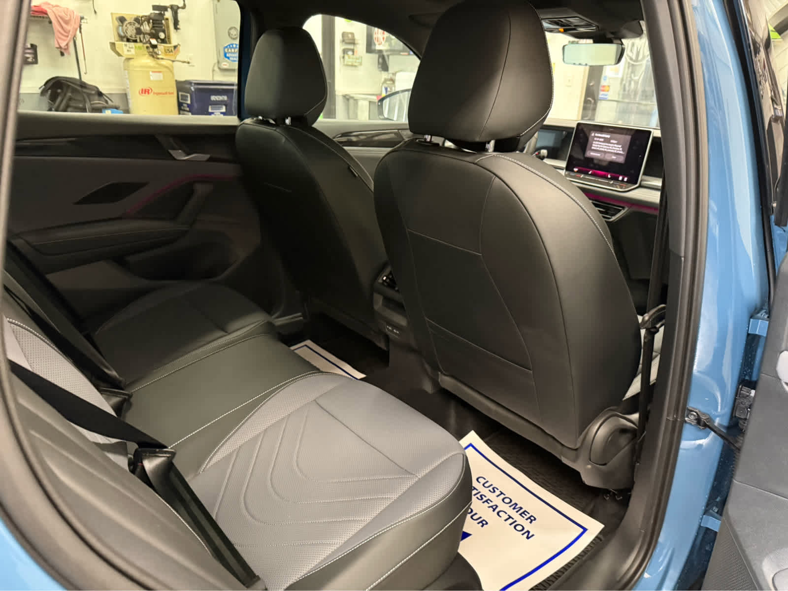 Used 2025 Volkswagen Tiguan SE R-Line AWD/4WD image 24