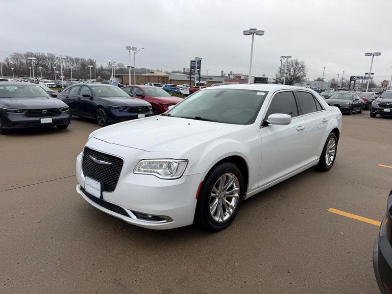 Used 2018 Chrysler 300 Touring w/ Driver Convenience Group image 6