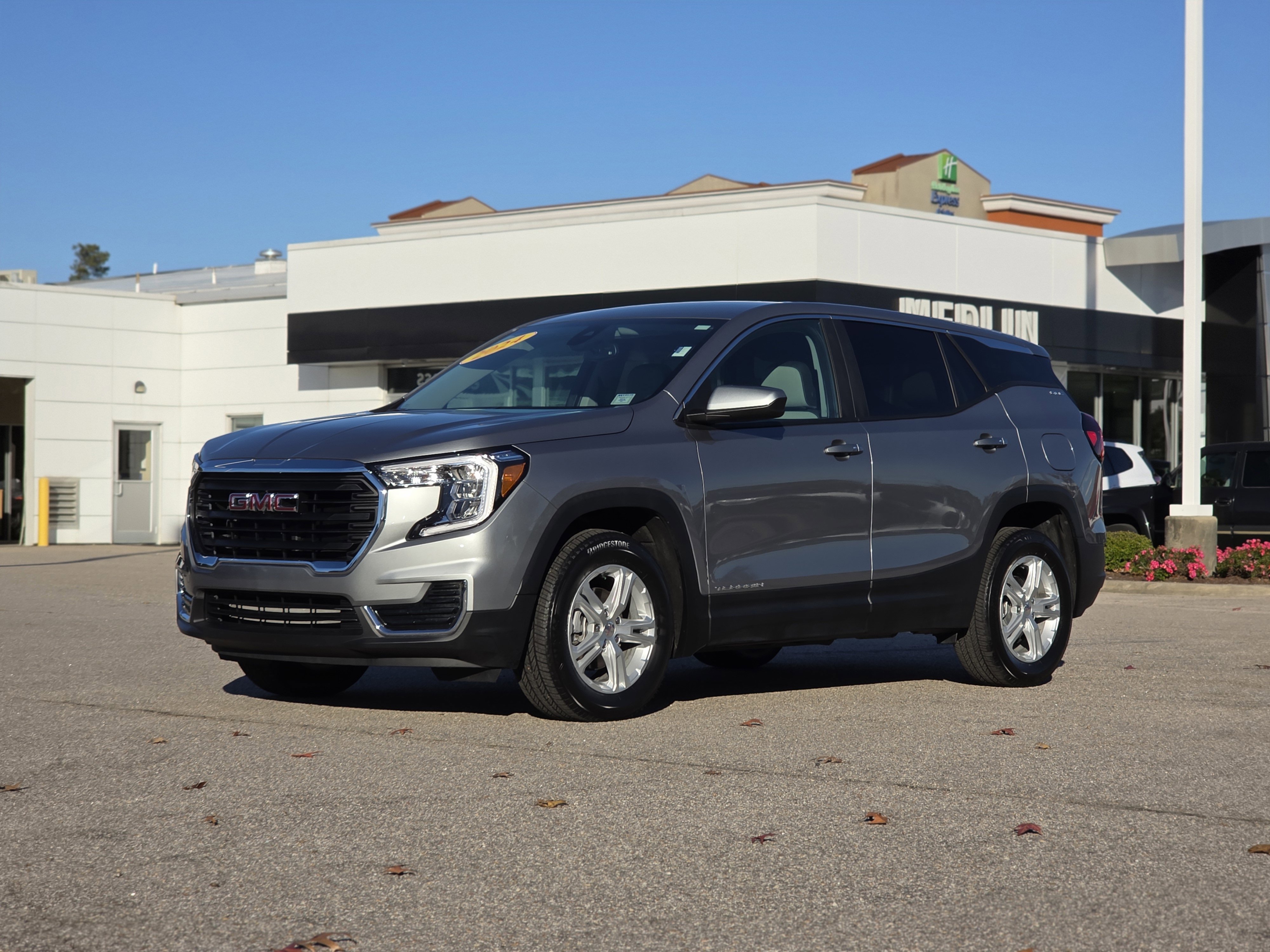 Used 2024 GMC Terrain SLE image 3