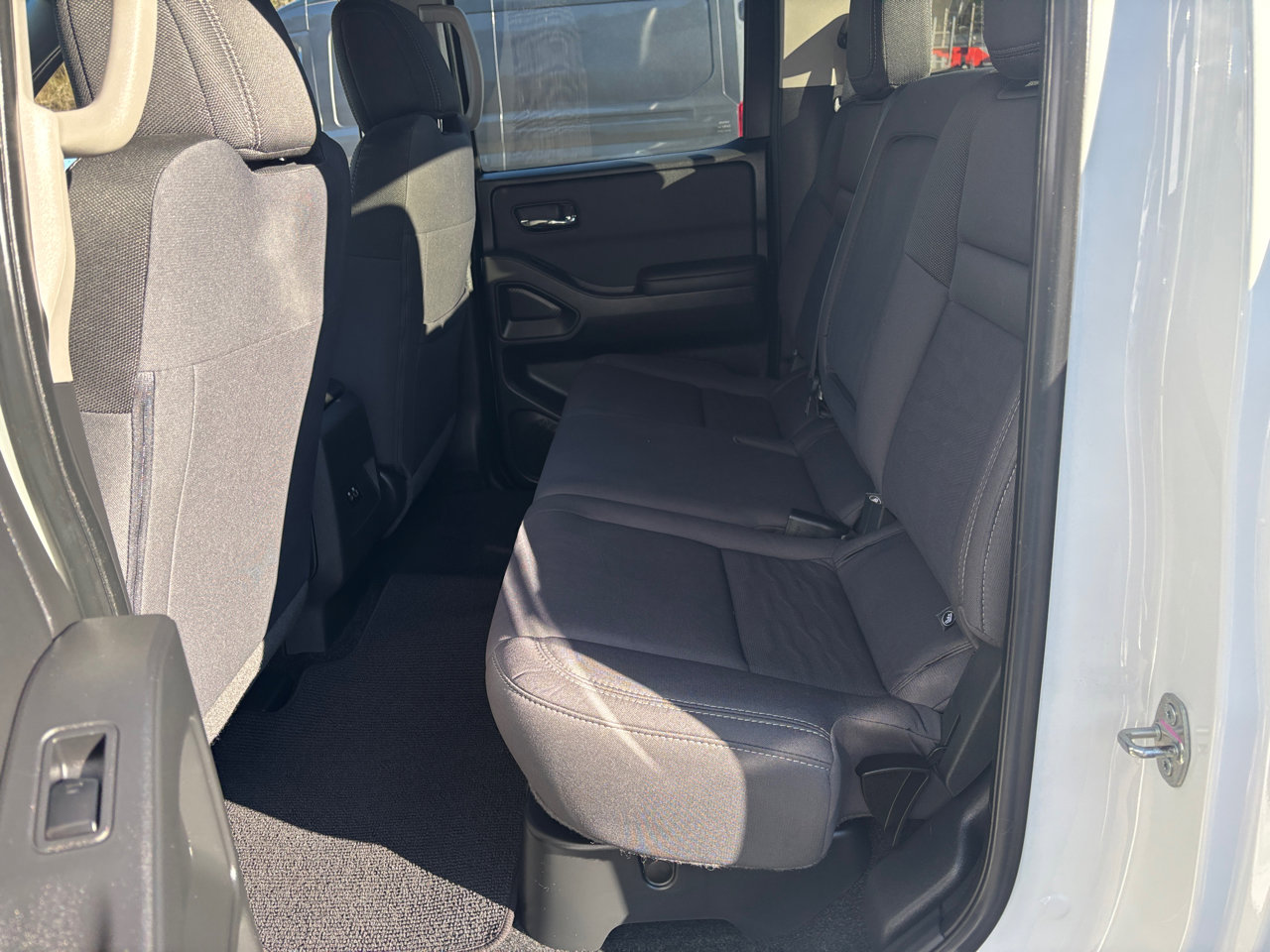 Used 2024 Nissan Frontier SV image 11