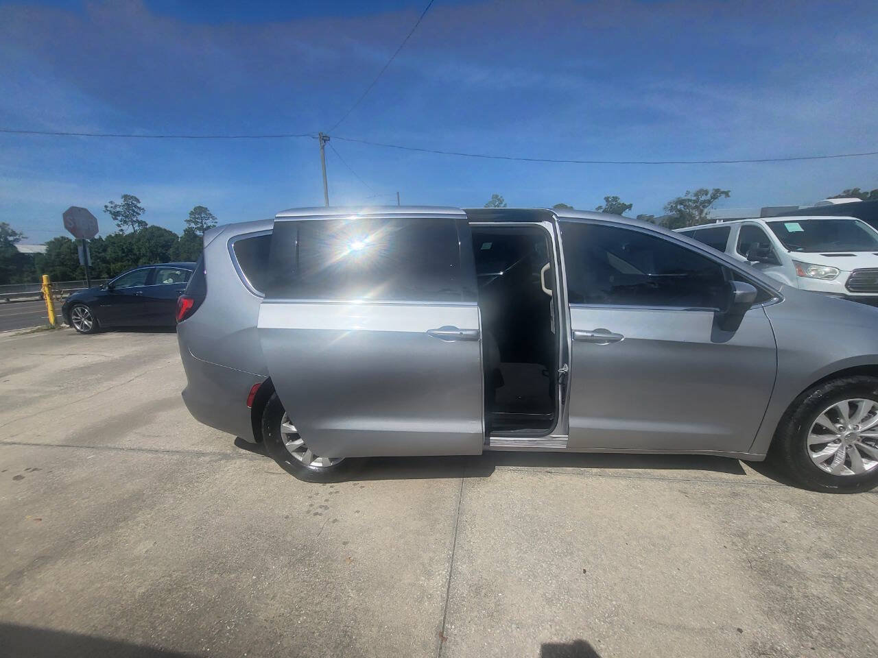 Used 2017 Chrysler Pacifica Touring w/ Tire & Wheel Group FWD image 10